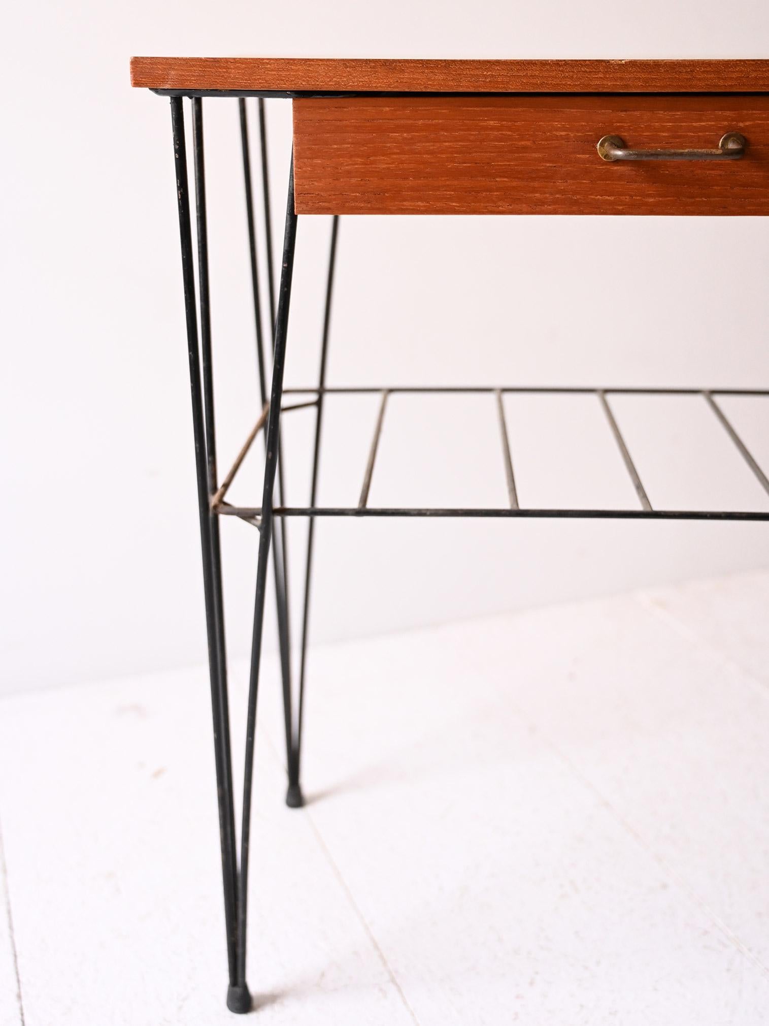 Mid-20th Century Comodino scandinavo vintage anni 50/60 in teak e ferro in vendita