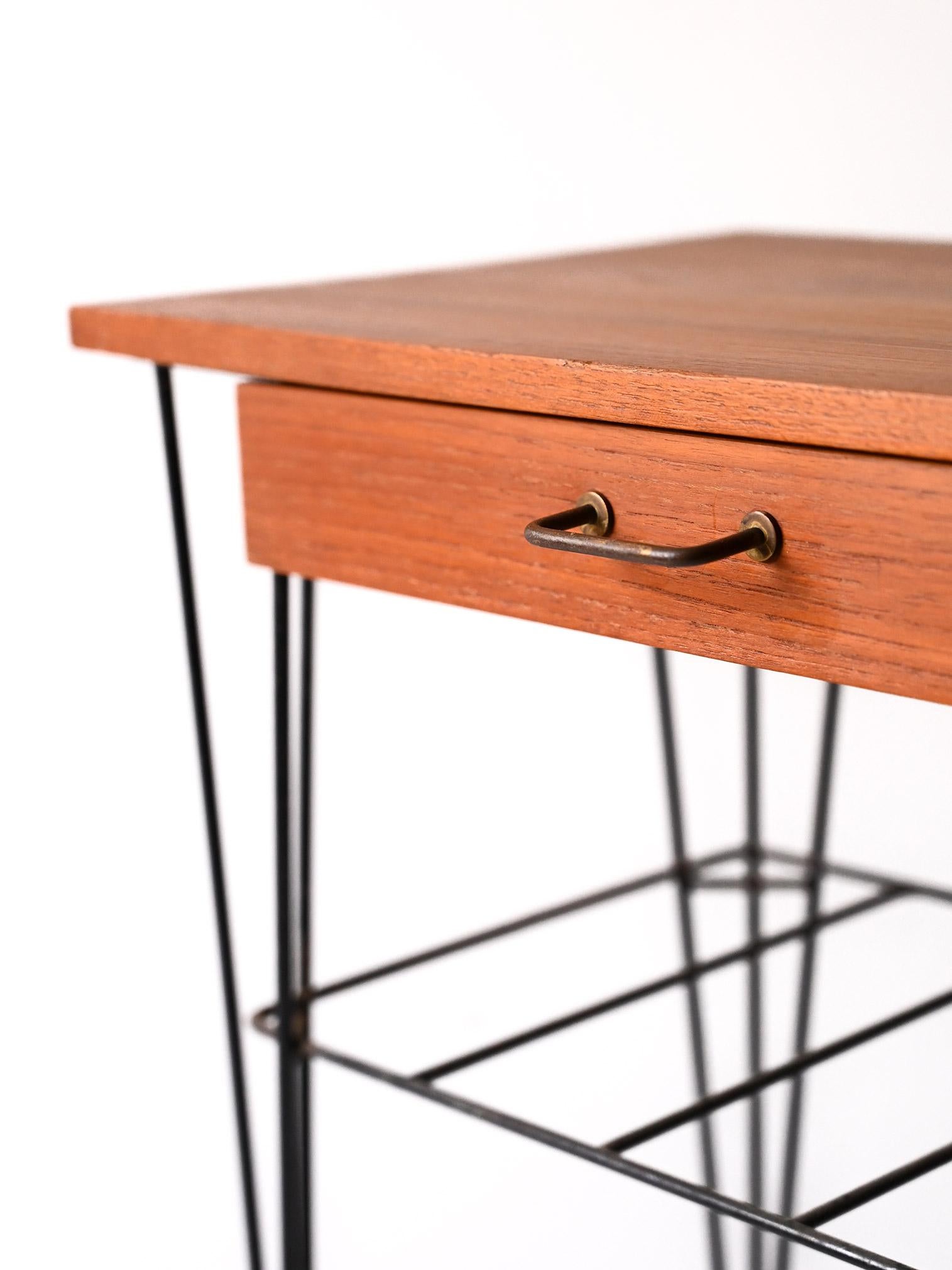 Ferro Comodino scandinavo vintage anni 50/60 in teak e ferro in vendita