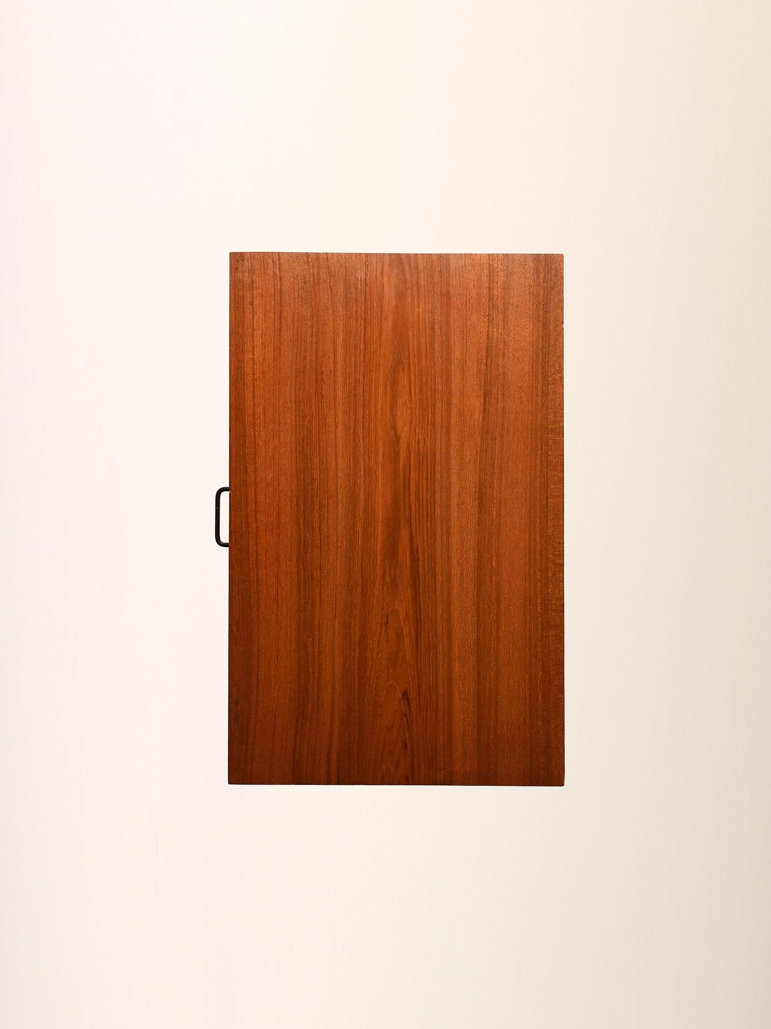 Comodino scandinavo vintage anni 50/60 in teak e ferro in vendita 2