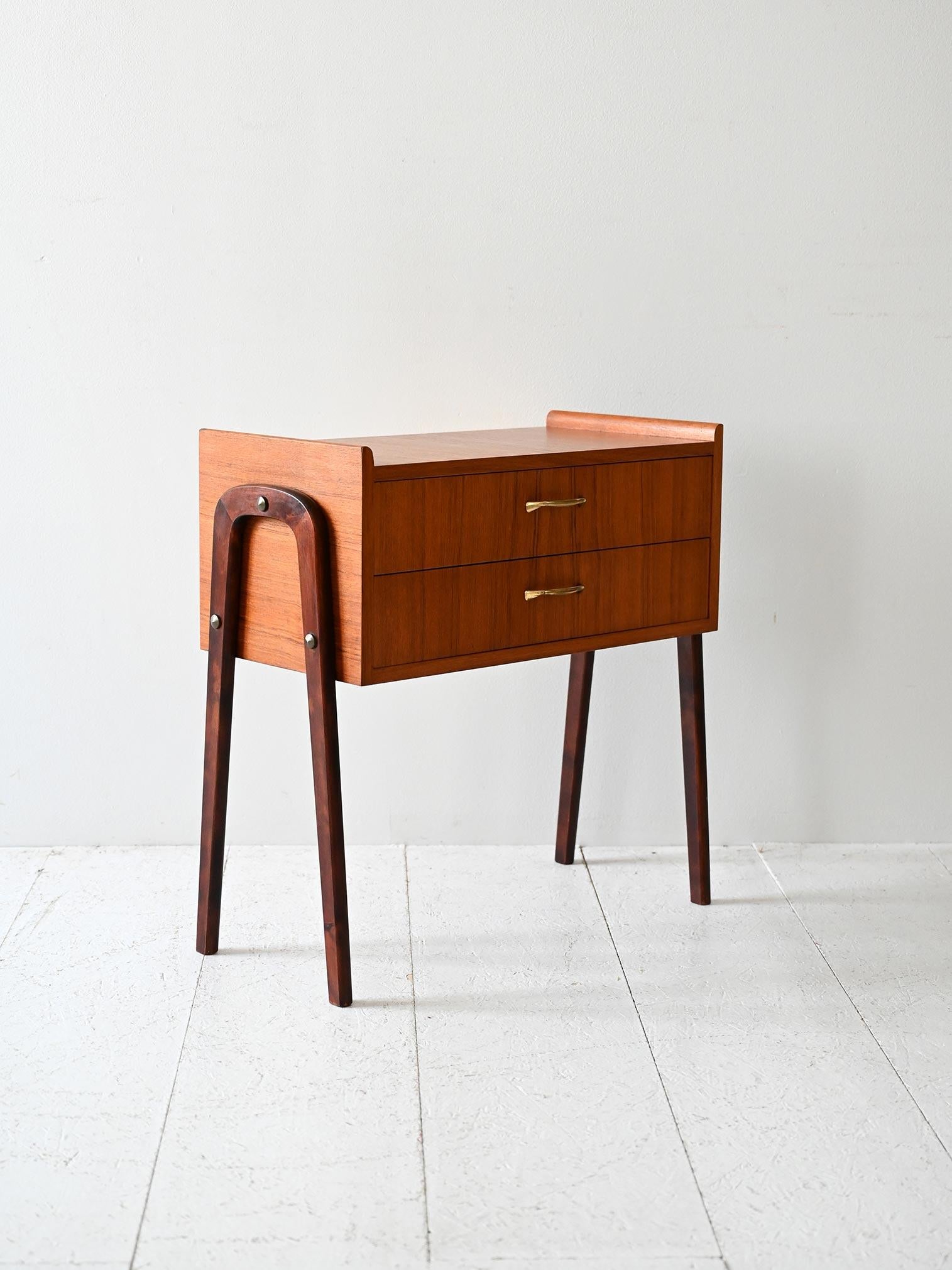 Scandinave moderne Comodino scandinavo vintage anni ’50 in teak en vente