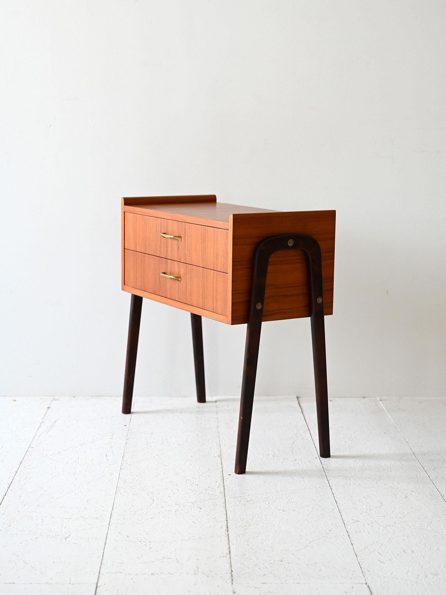 Scandinavian Comodino scandinavo vintage anni ’50 in teak en vente