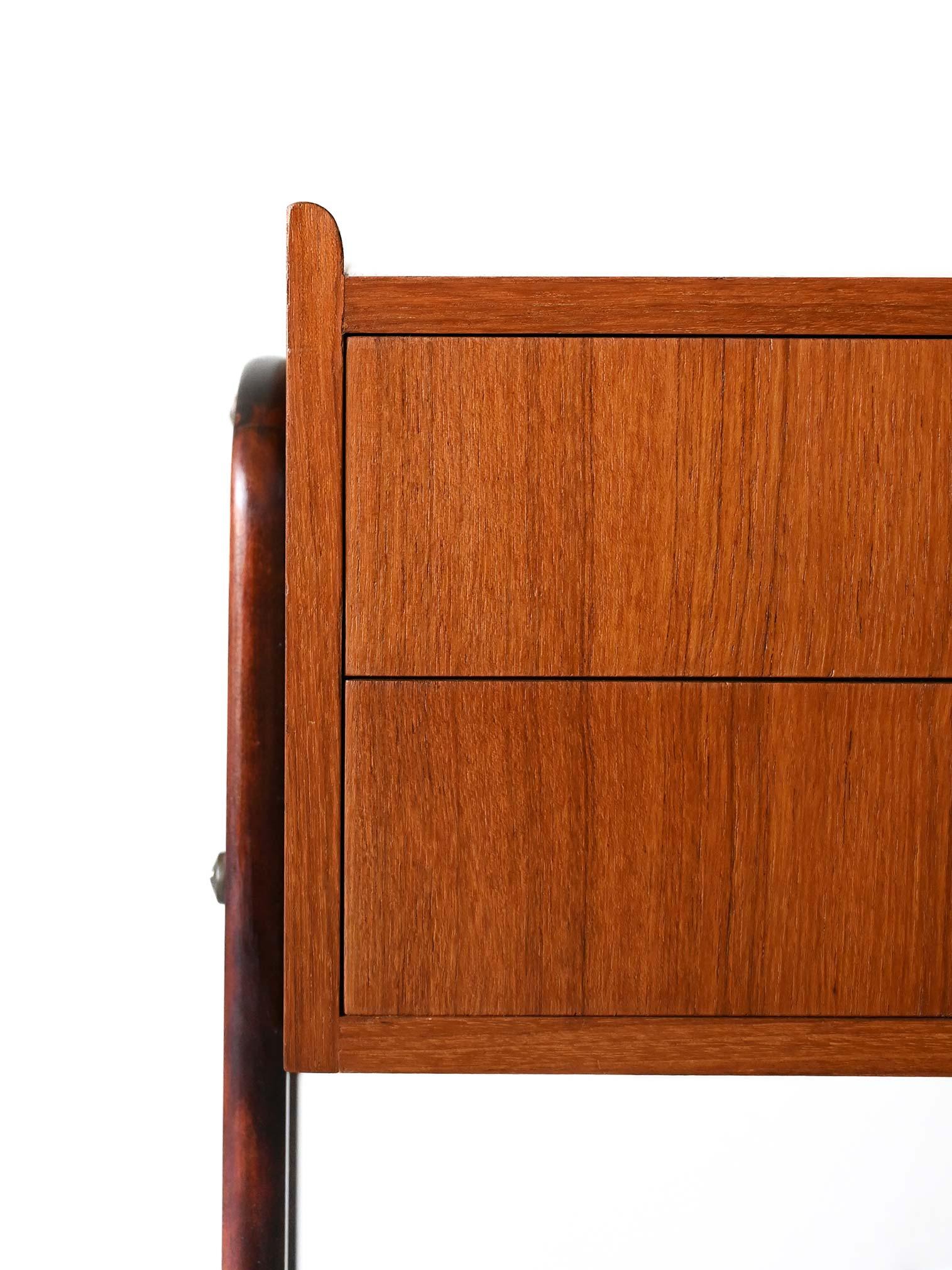 Mid-20th Century Comodino scandinavo vintage anni ’50 in teak en vente