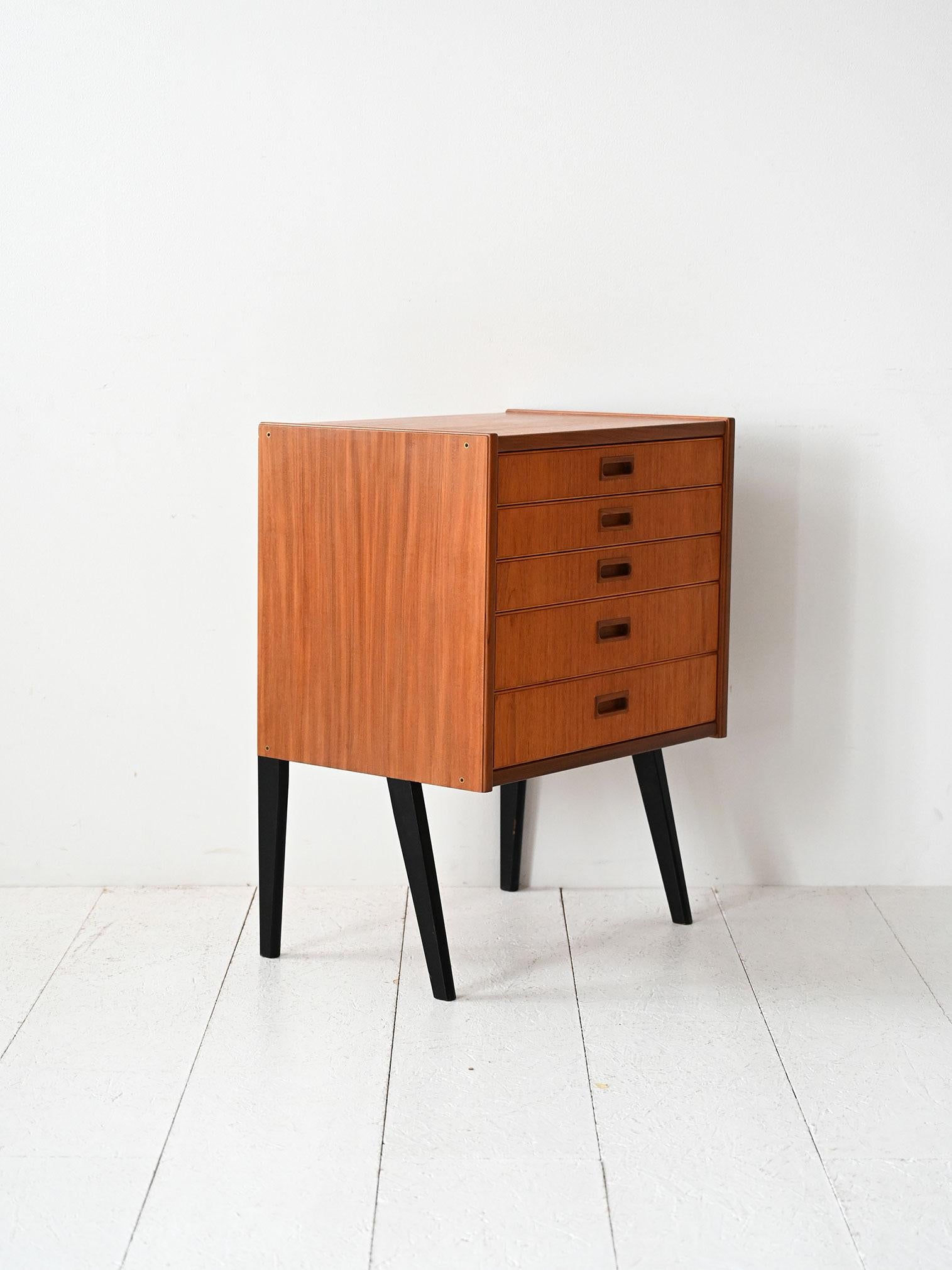 Scandinave moderne Comodino scandinavo vintage con cinque cassetti e gambe nere en vente