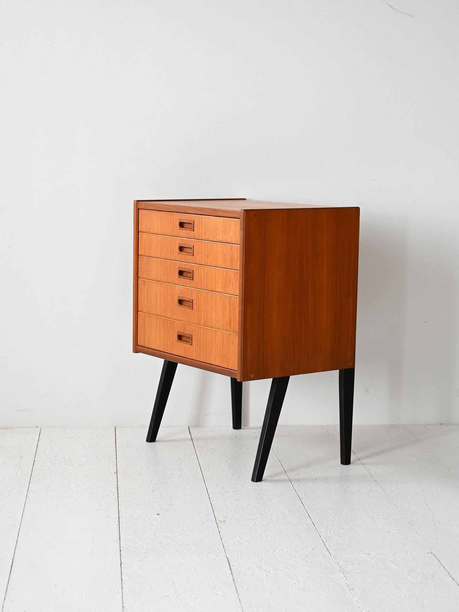 Scandinavian Comodino scandinavo vintage con cinque cassetti e gambe nere en vente