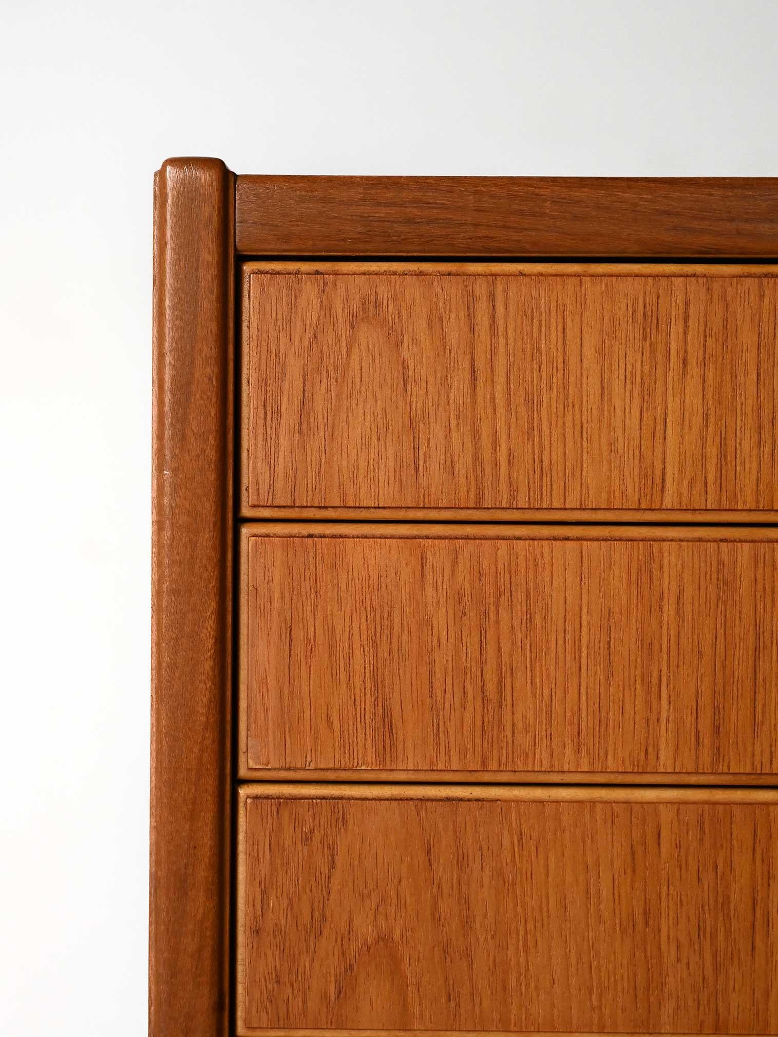 Comodino scandinavo vintage con cinque cassetti e gambe nere Bon état - En vente à Brescia, IT