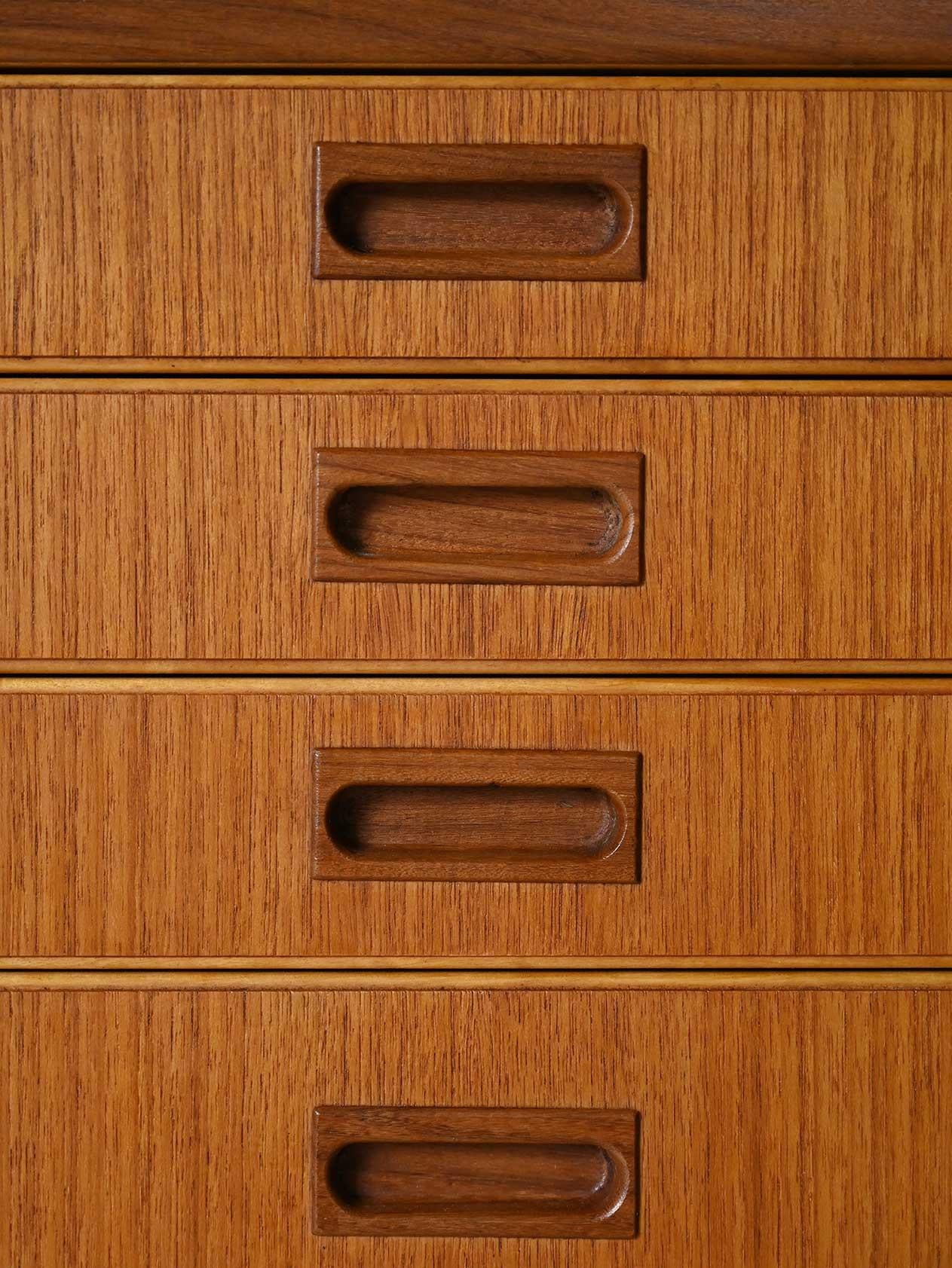 Mid-20th Century Comodino scandinavo vintage con cinque cassetti e gambe nere en vente