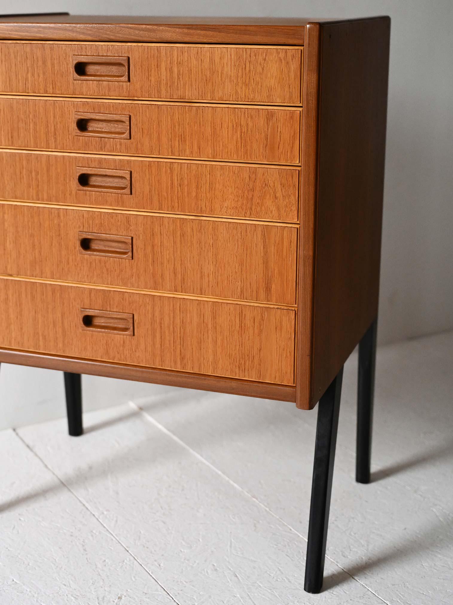 Teck Comodino scandinavo vintage con cinque cassetti e gambe nere en vente