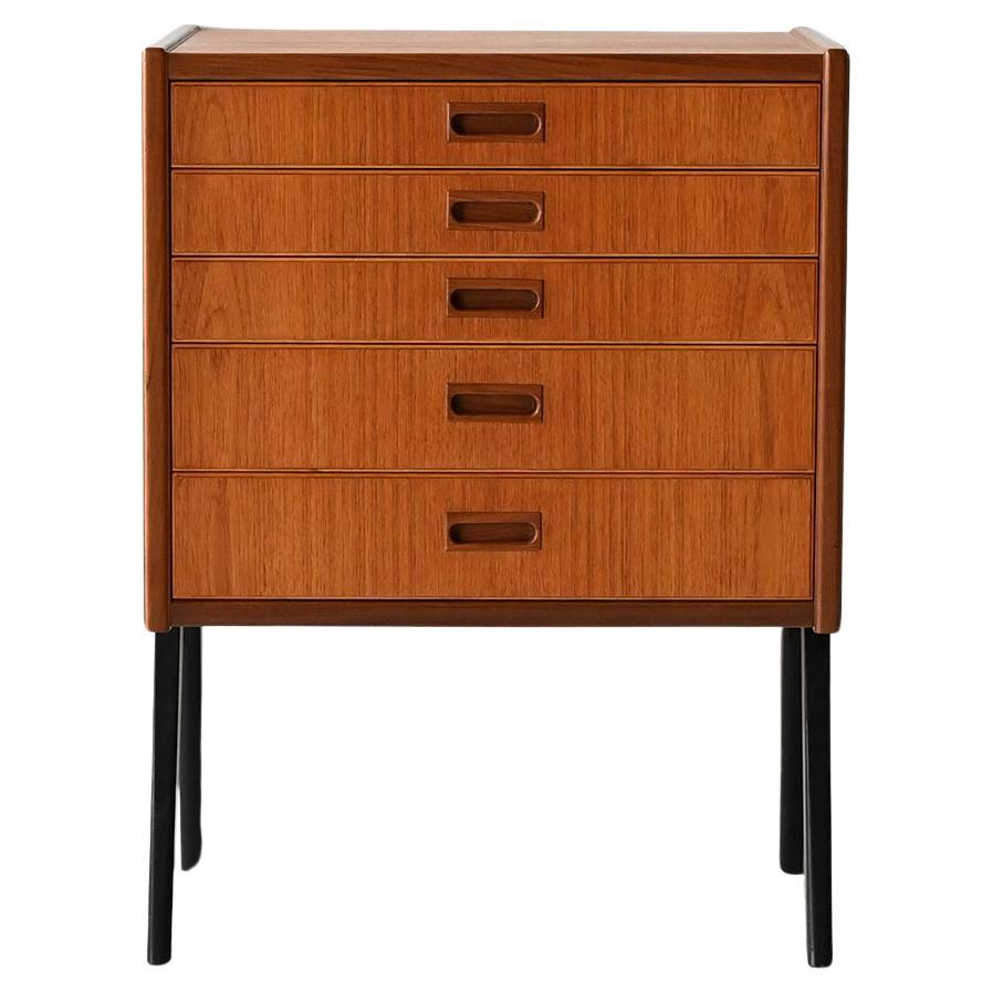 Comodino scandinavo vintage con cinque cassetti e gambe nere en vente