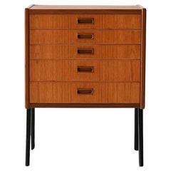 Comodino scandinavo vintage con cinque cassetti e gambe nere