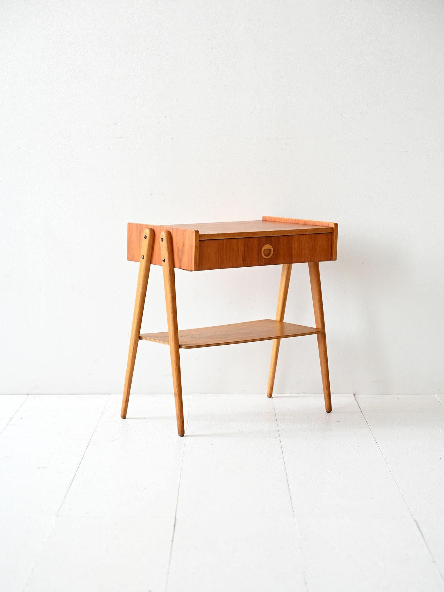 Scandinavo moderno Comodino scandinavo vintage con ripiano e gambe inclinate in vendita