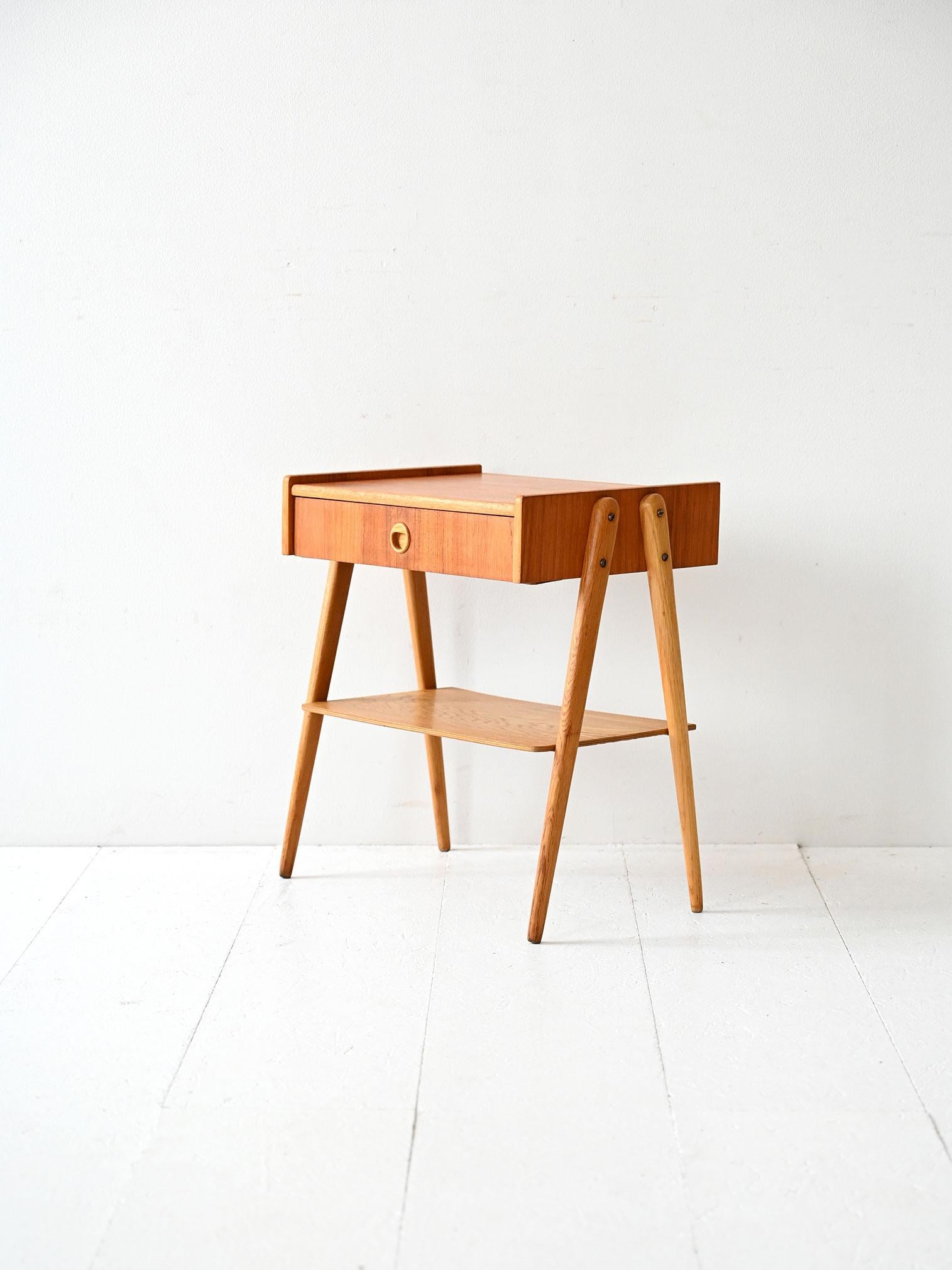Scandinavian Comodino scandinavo vintage con ripiano e gambe inclinate in vendita