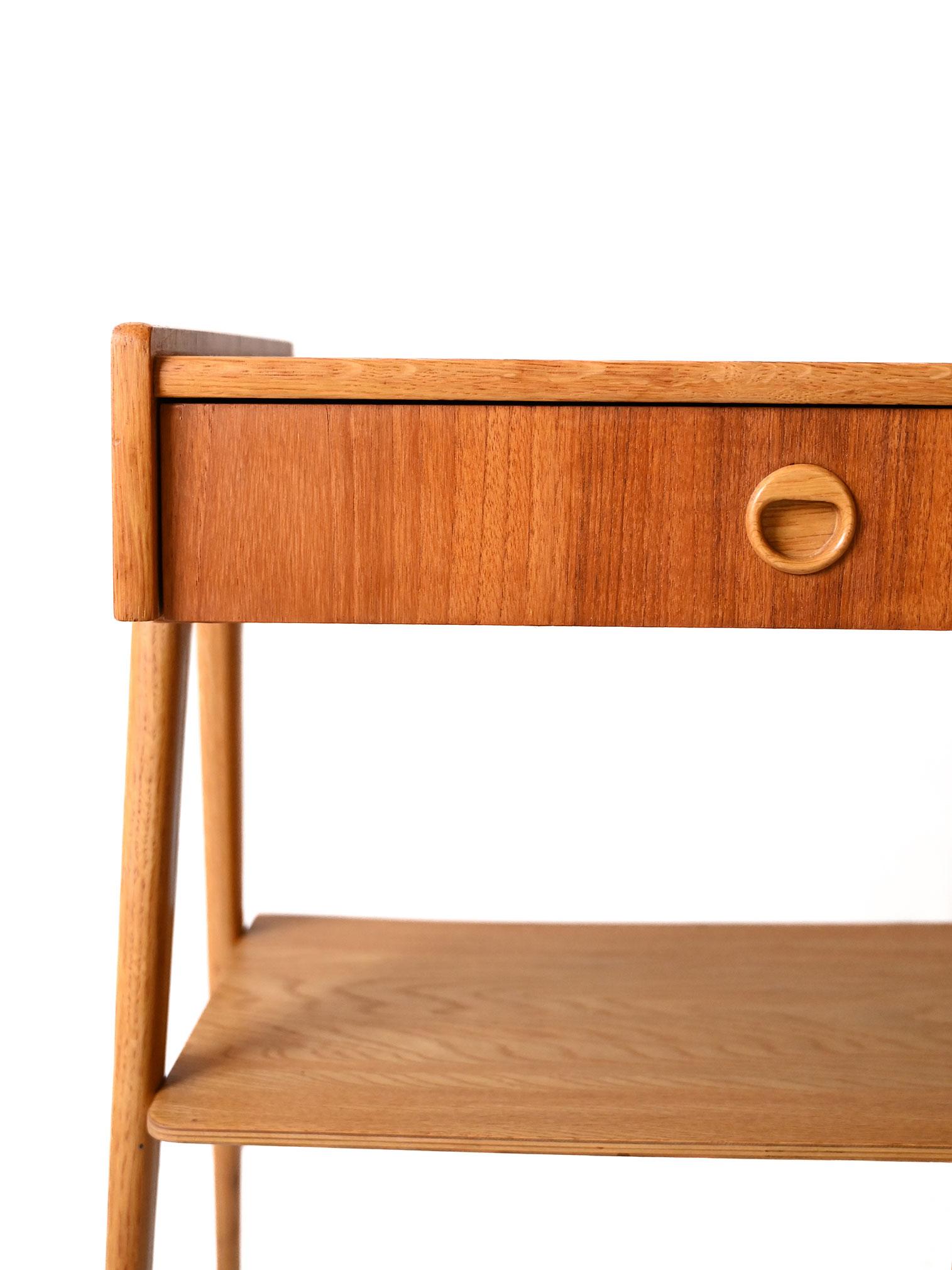 Mid-20th Century Comodino scandinavo vintage con ripiano e gambe inclinate in vendita