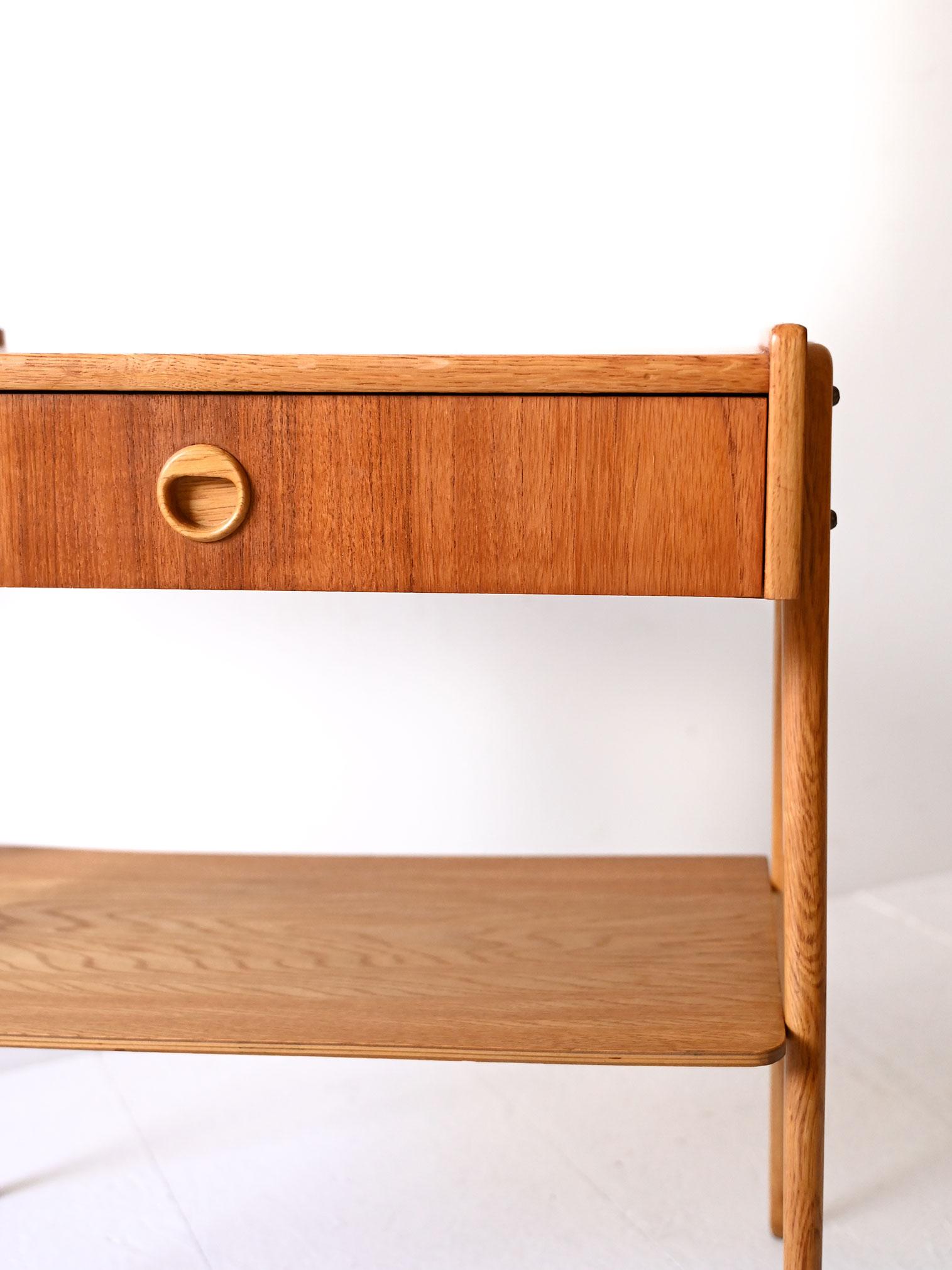Teak Comodino scandinavo vintage con ripiano e gambe inclinate in vendita