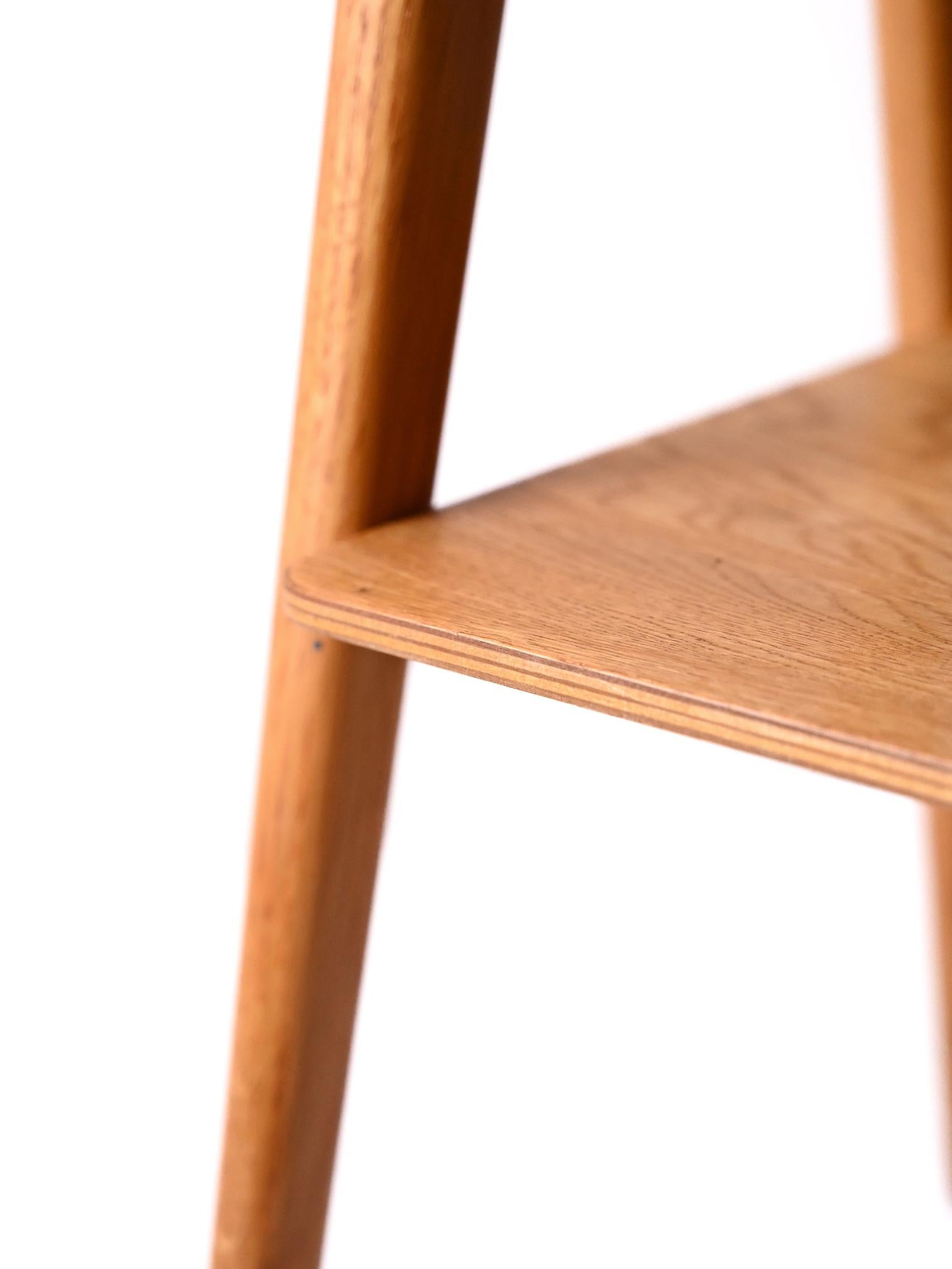 Comodino scandinavo vintage con ripiano e gambe inclinate in vendita 1