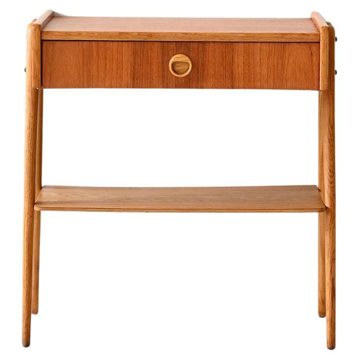 Table de chevet vintage scandinave avec étagère et pieds inclinés
