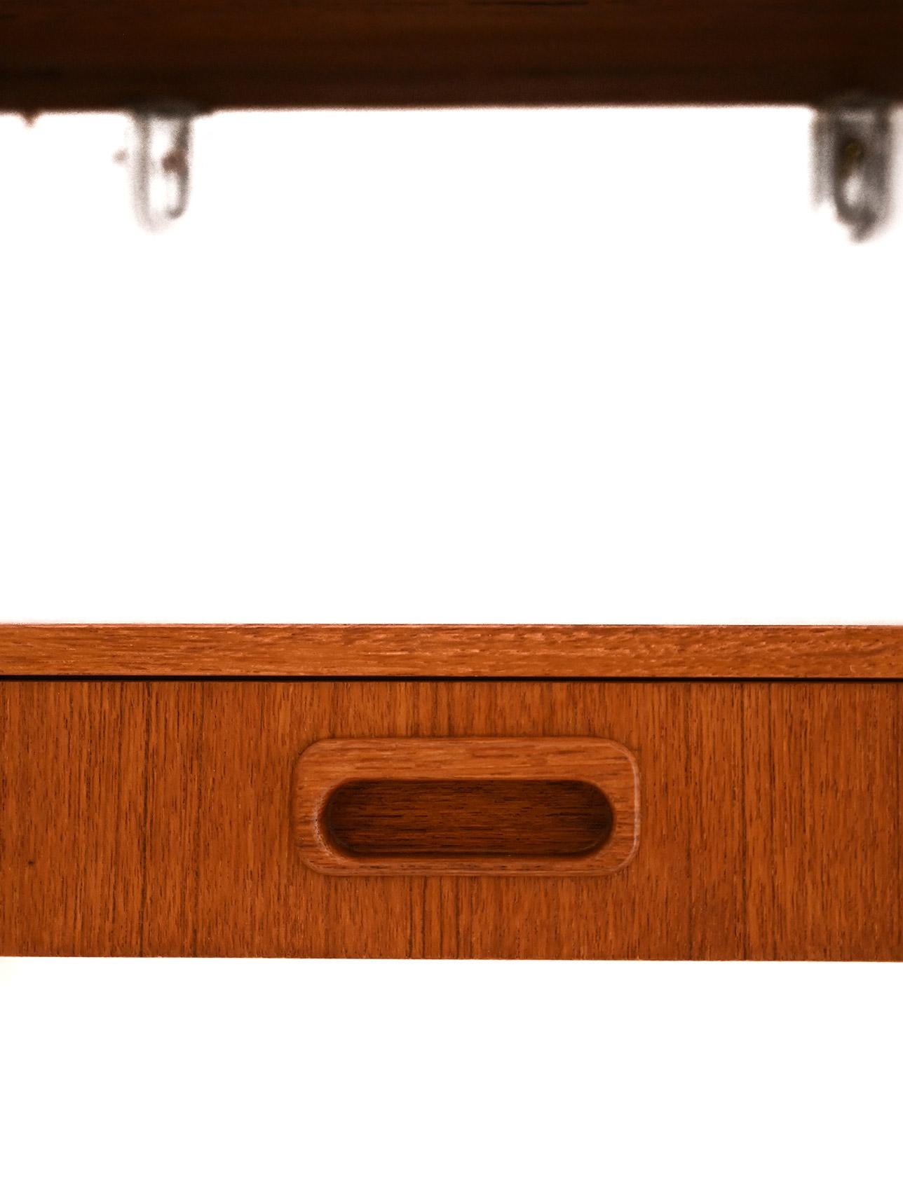 Table de chevet murale scandinave vintage des années 1960 Bon état - En vente à Brescia, IT