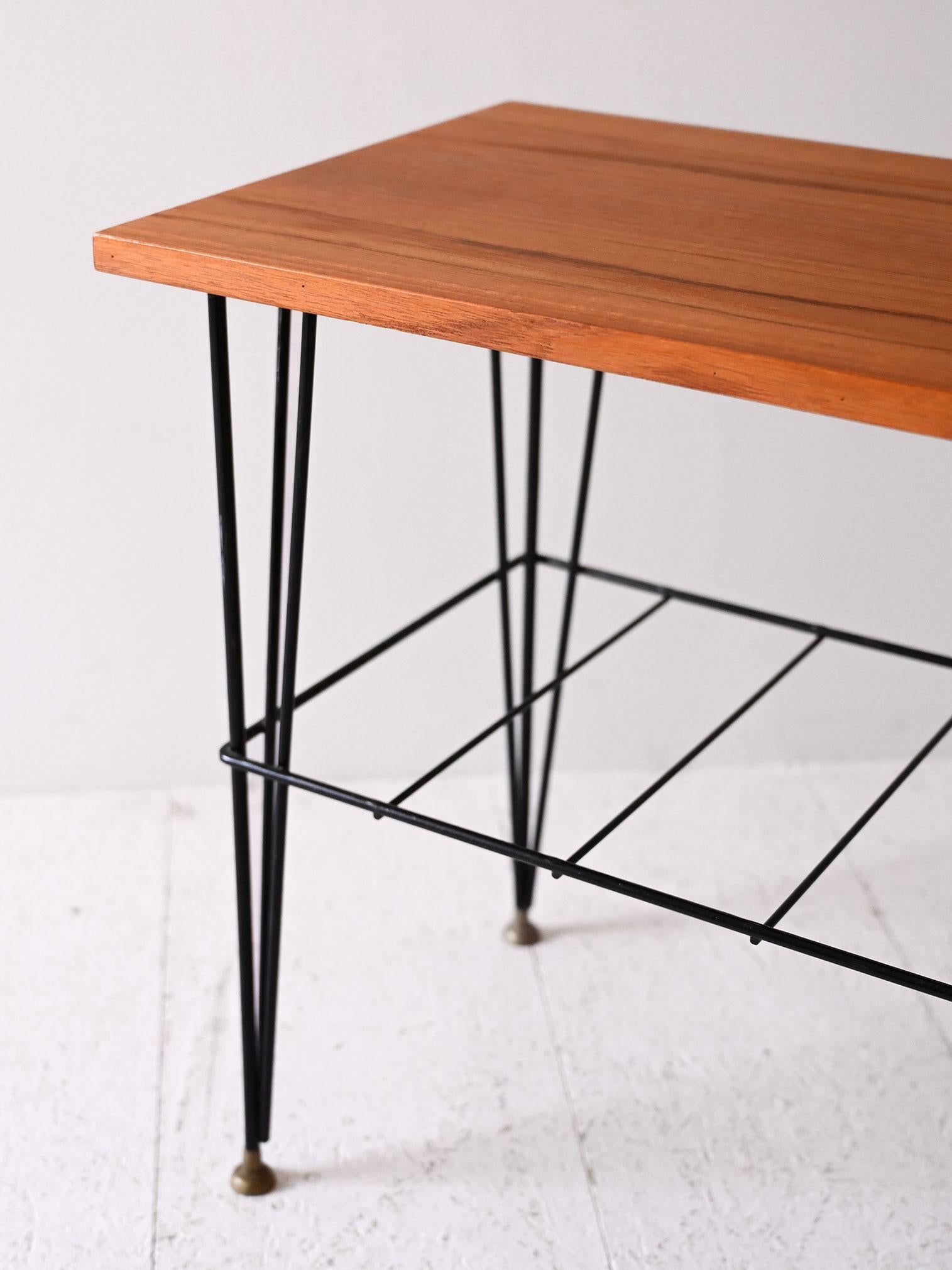 Mid-20th Century Comodino scandinavo vintage in legno e metallo in vendita