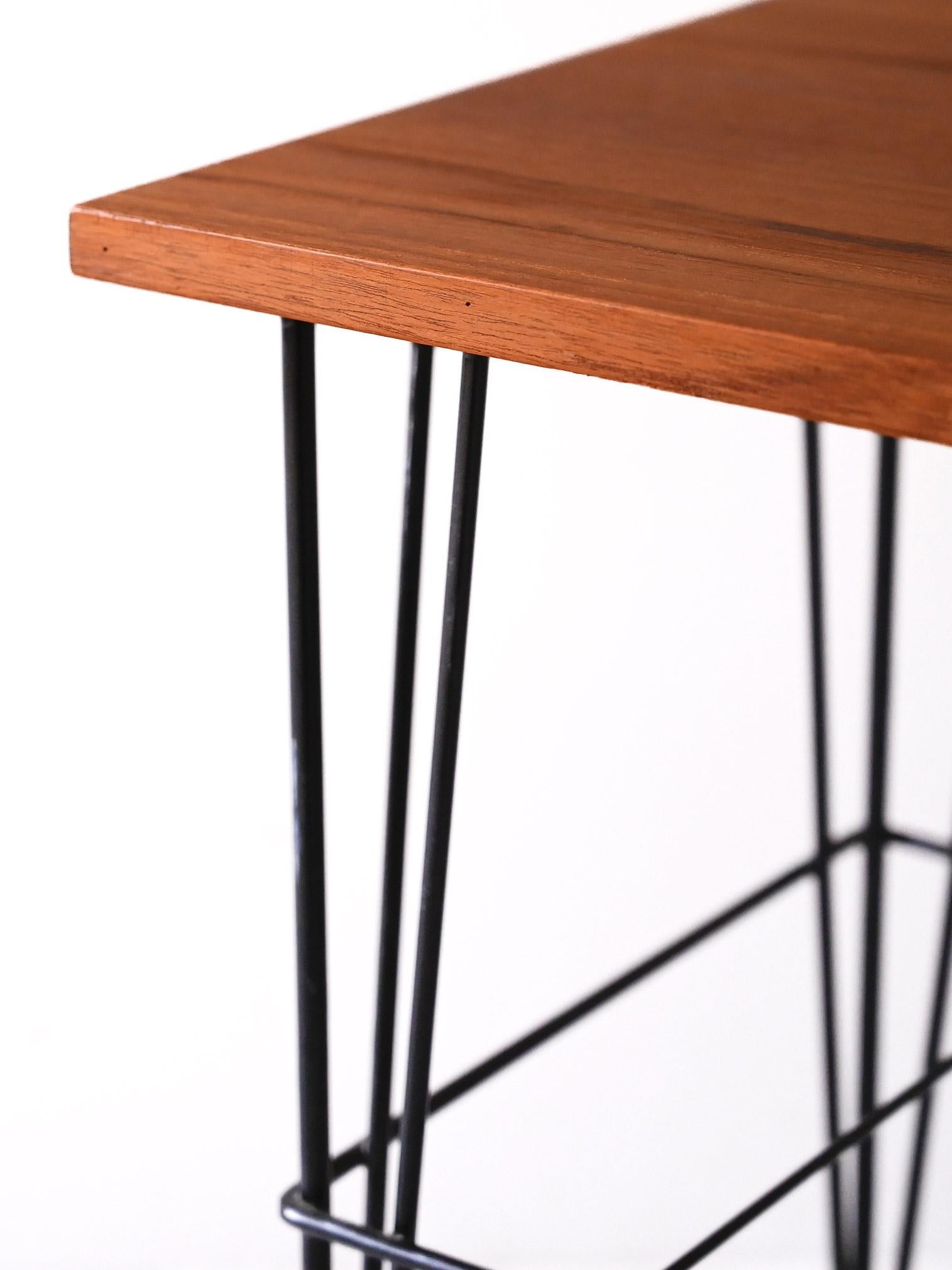 Comodino scandinavo vintage in legno e metallo in vendita 1