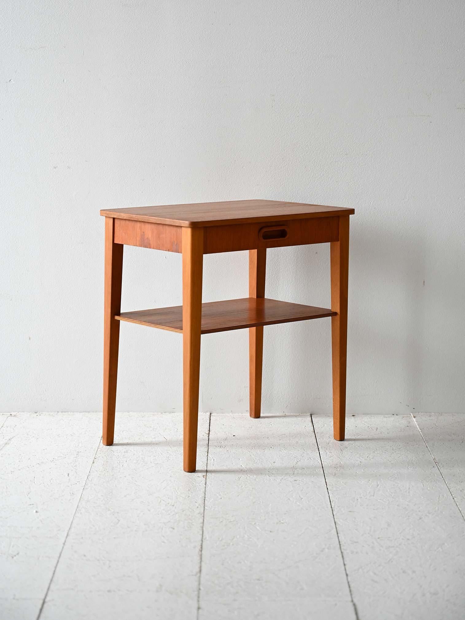 Scandinave moderne Comodino scandinavo vintage in teak con mensola en vente
