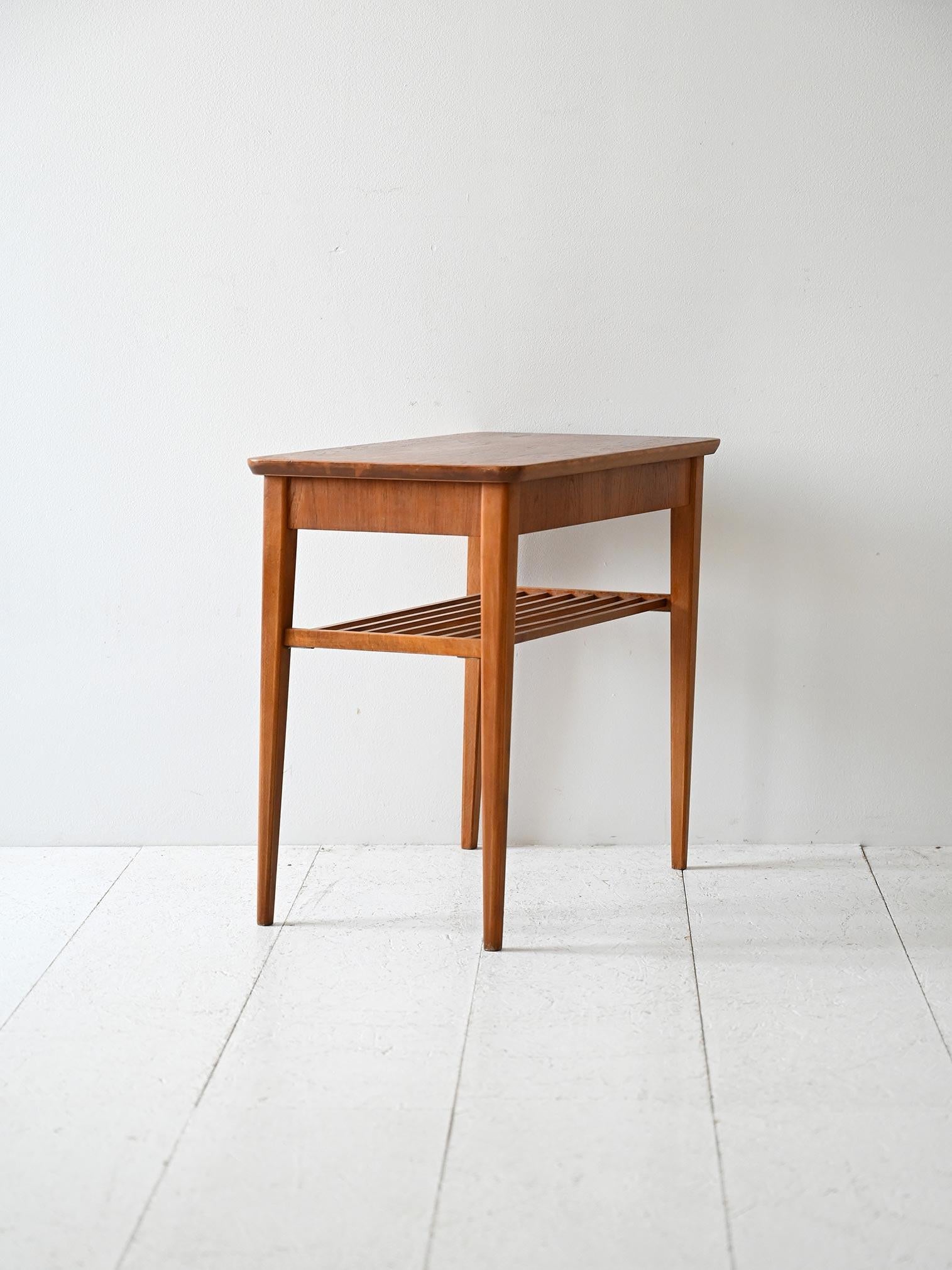 Scandinavo moderno Comodino scandinavo vintage in teak con mensola in vendita