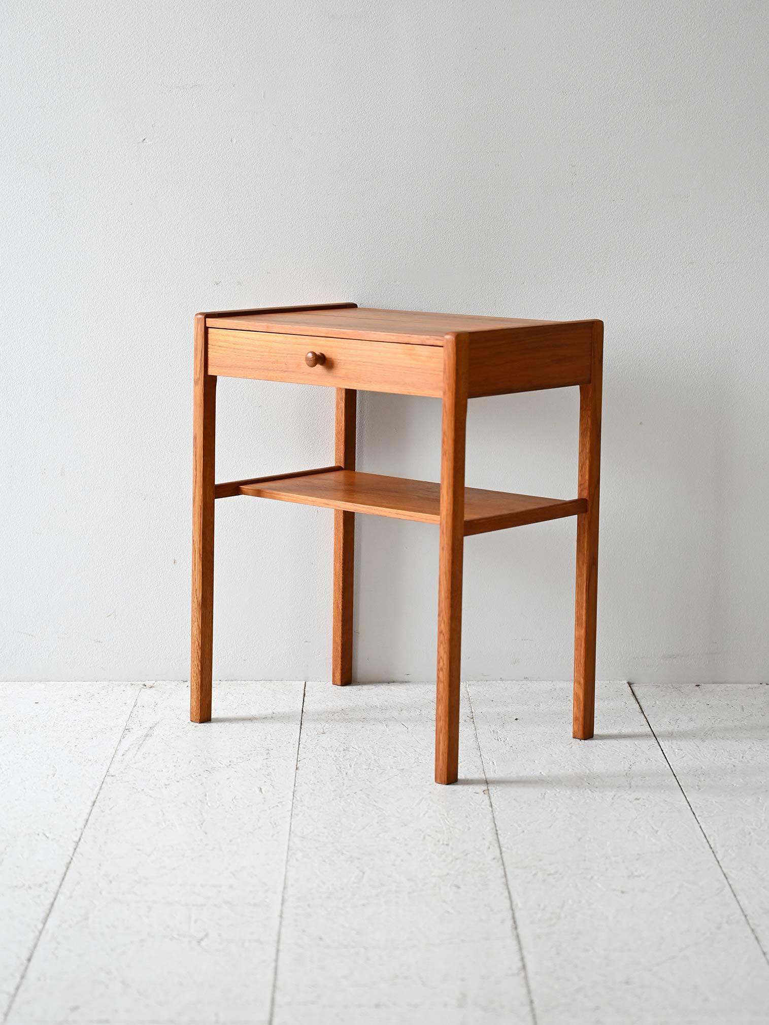 Scandinave moderne Comodino scandinavo vintage in teak con mensola en vente
