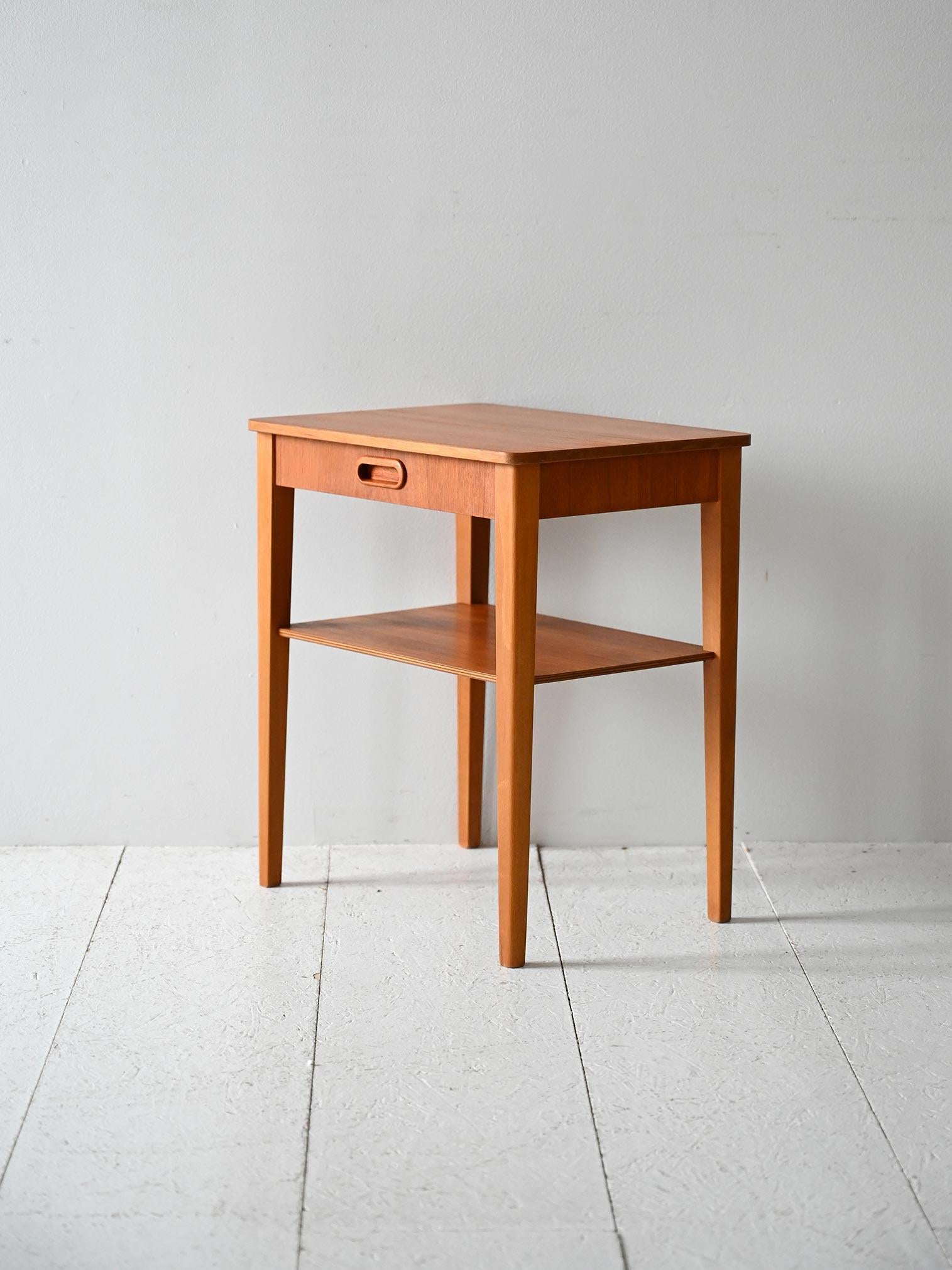 Scandinavian Comodino scandinavo vintage in teak con mensola en vente