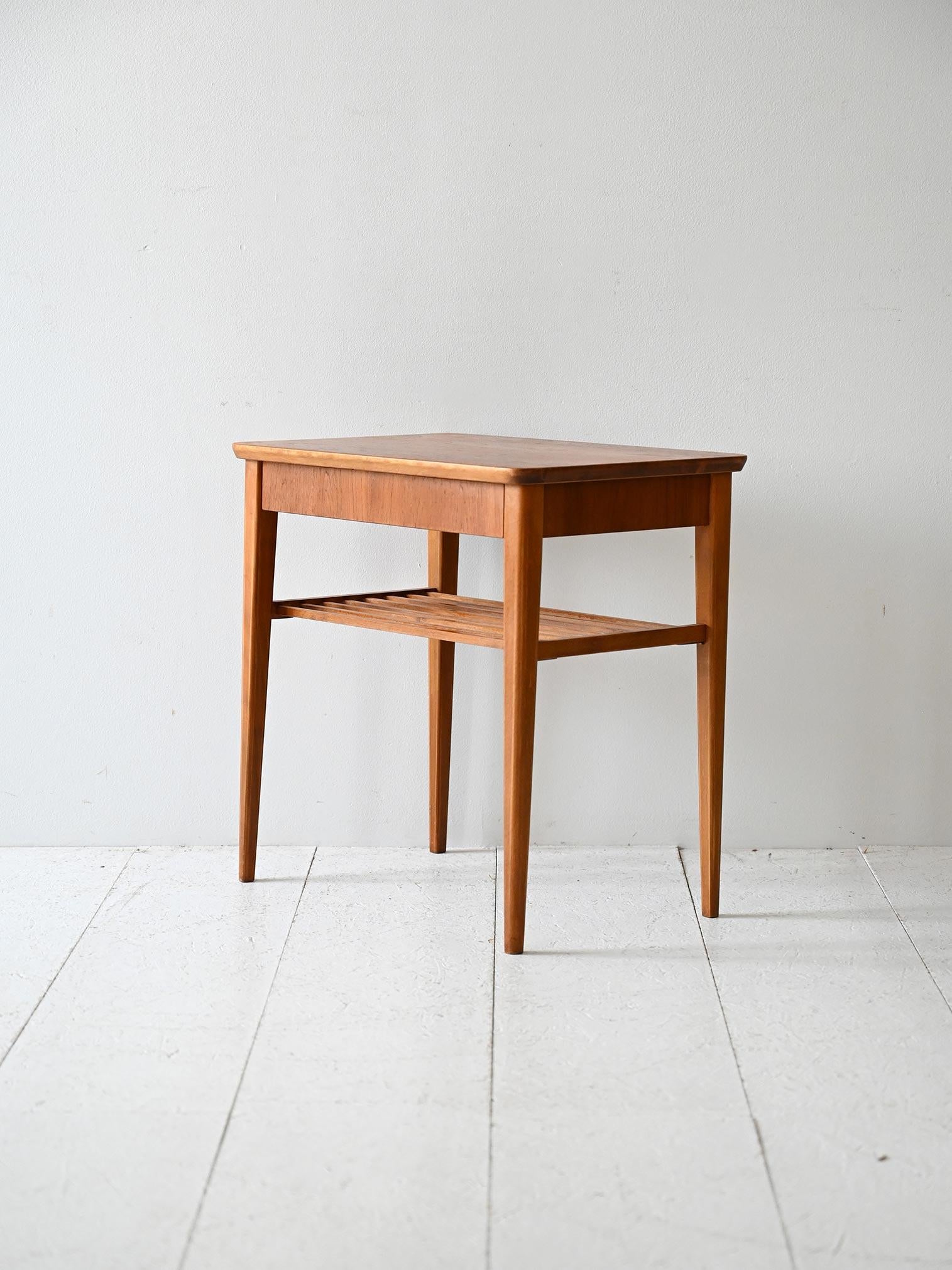Scandinavian Comodino scandinavo vintage in teak con mensola in vendita