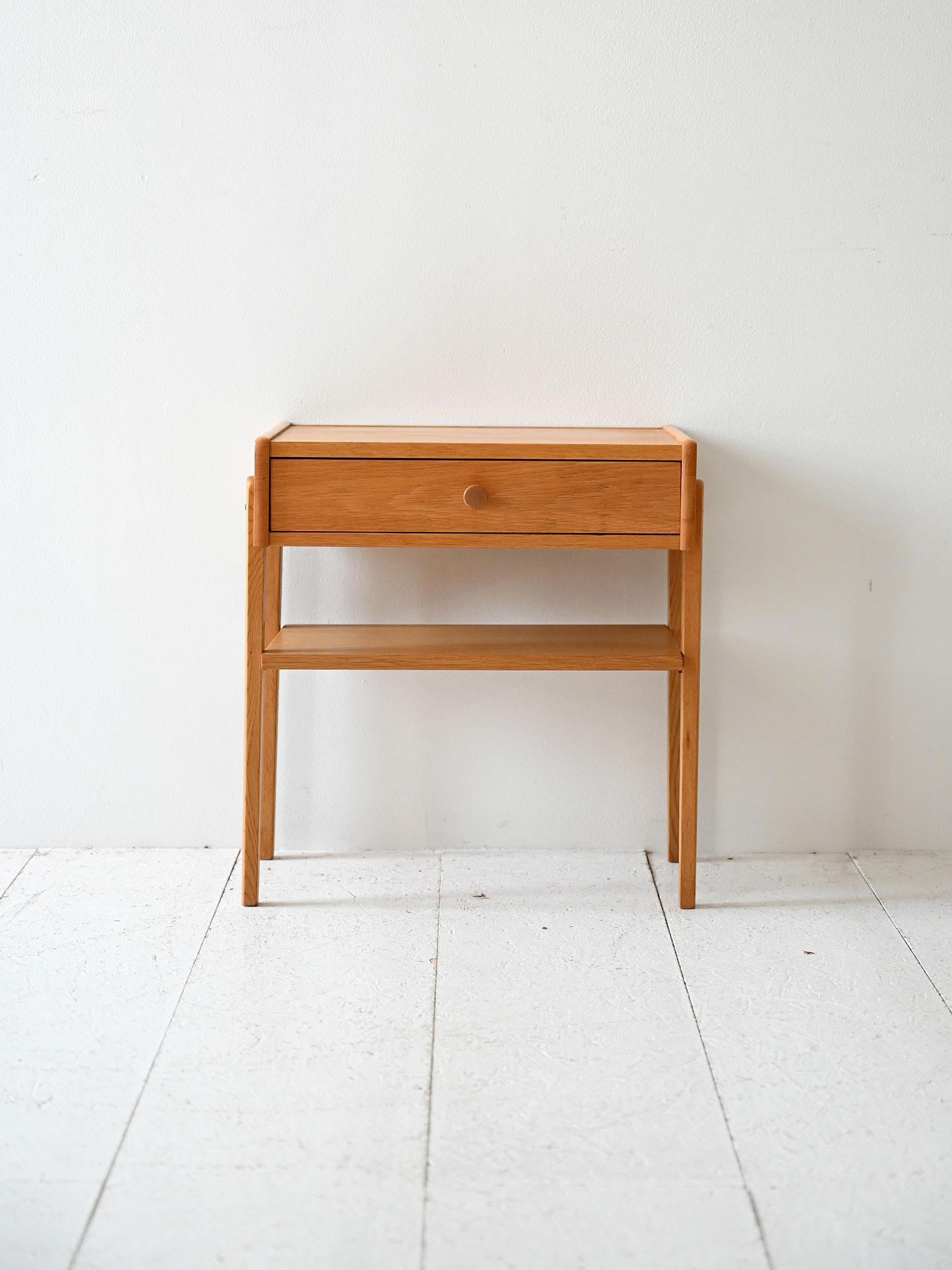 Scandinavian Comodino scandinavo vintage in teak con mensola en vente