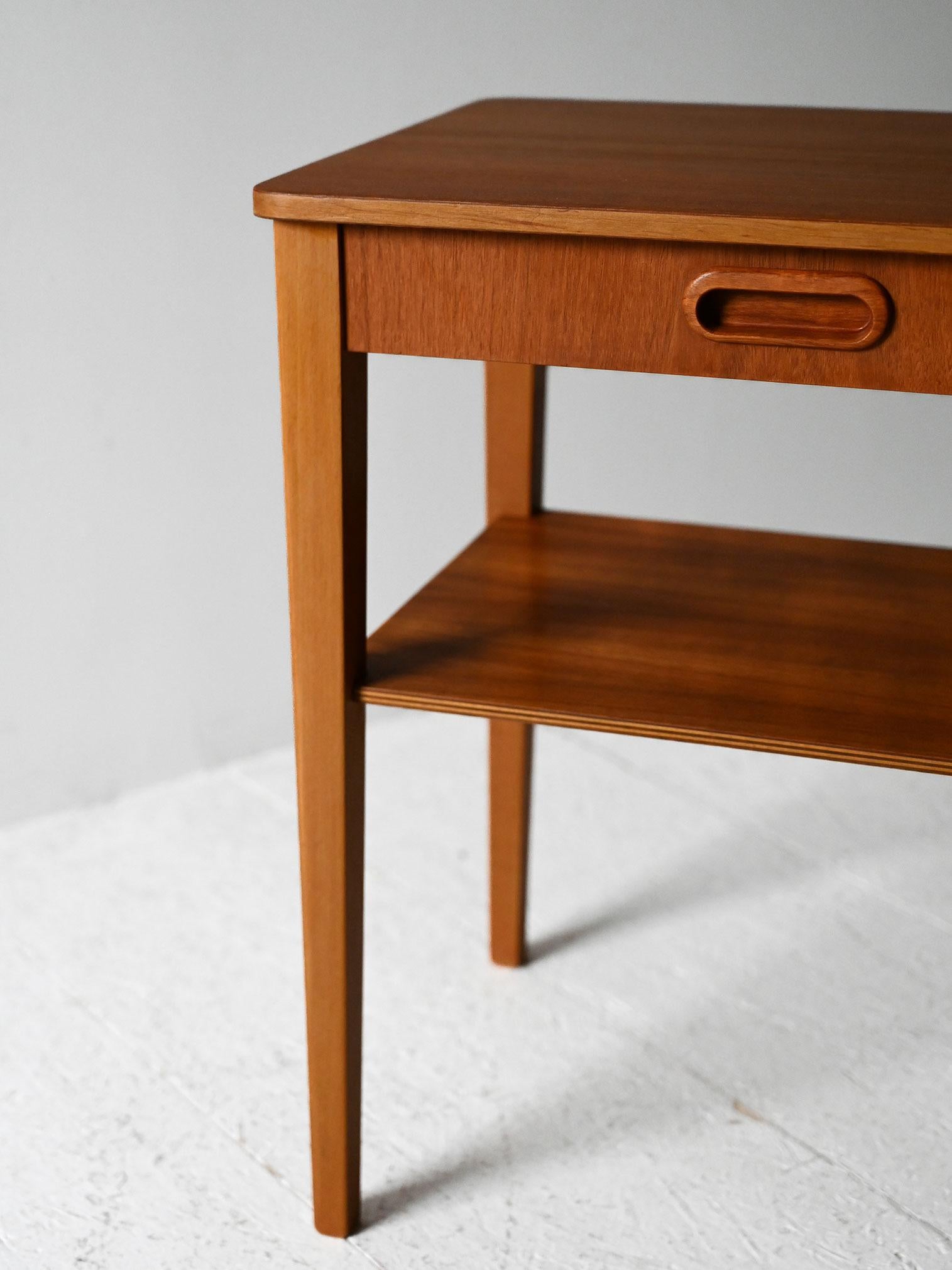 Mid-20th Century Comodino scandinavo vintage in teak con mensola en vente