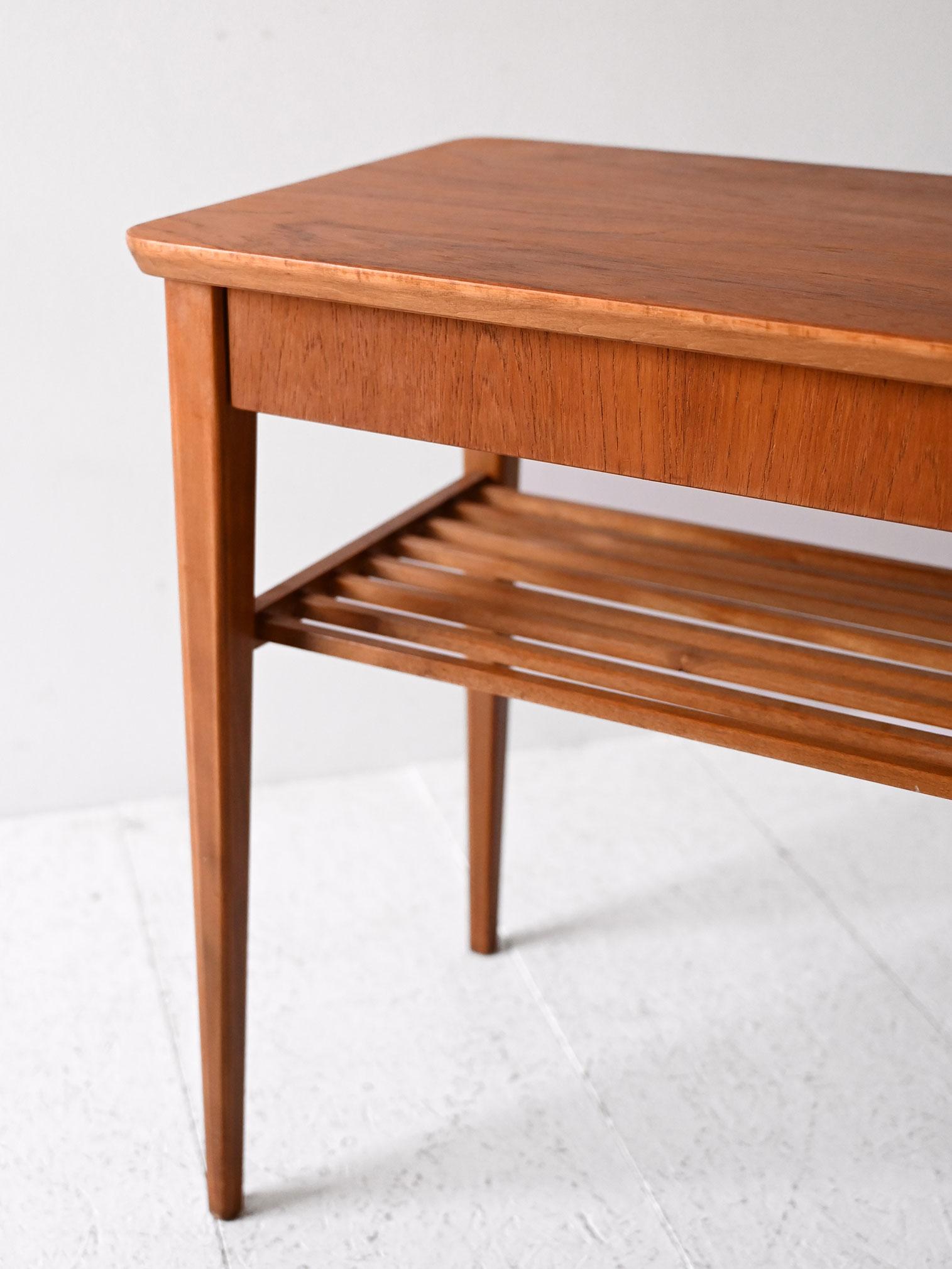 Mid-20th Century Comodino scandinavo vintage in teak con mensola in vendita