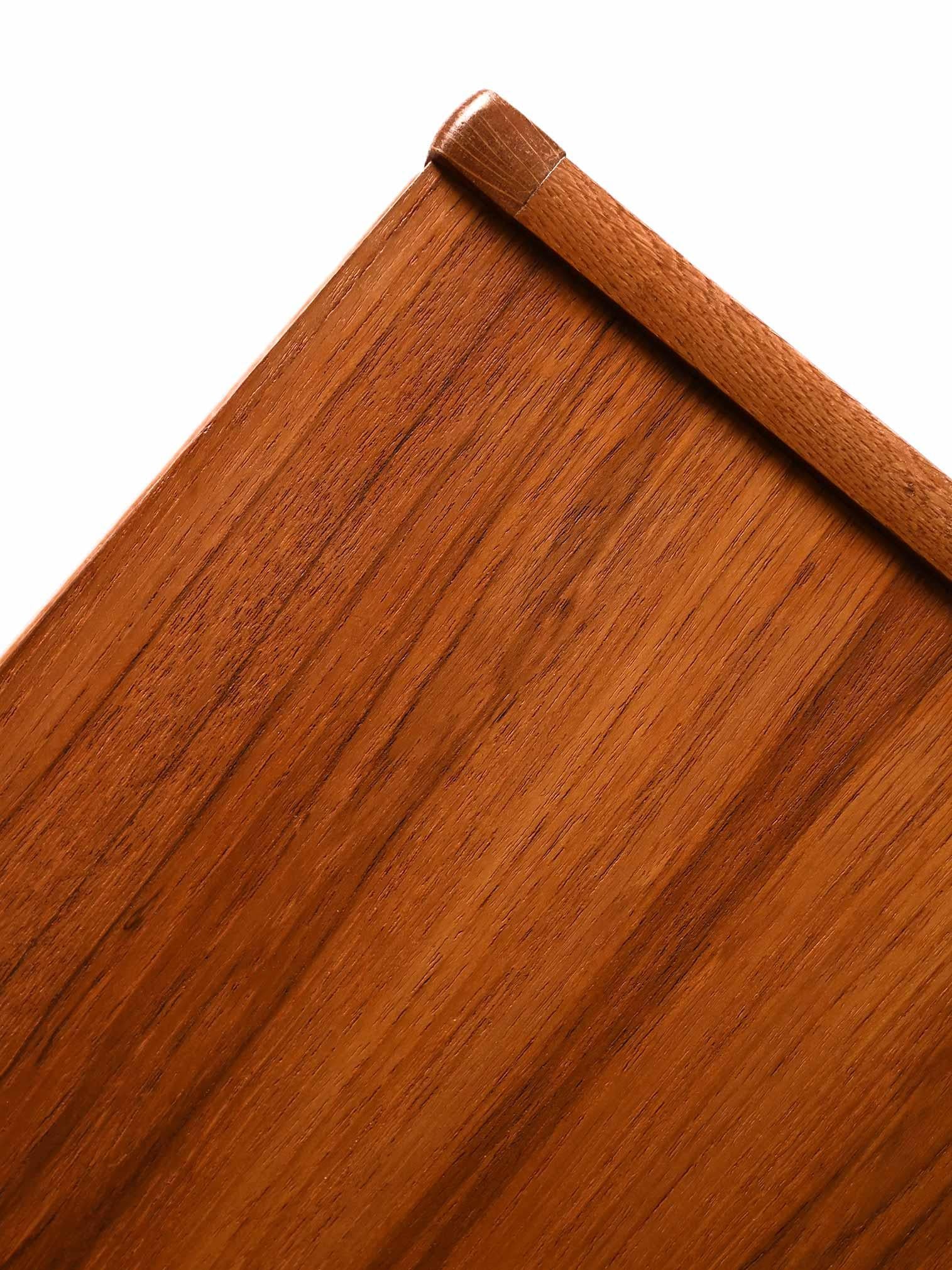 Mid-20th Century Comodino scandinavo vintage in teak con mensola en vente