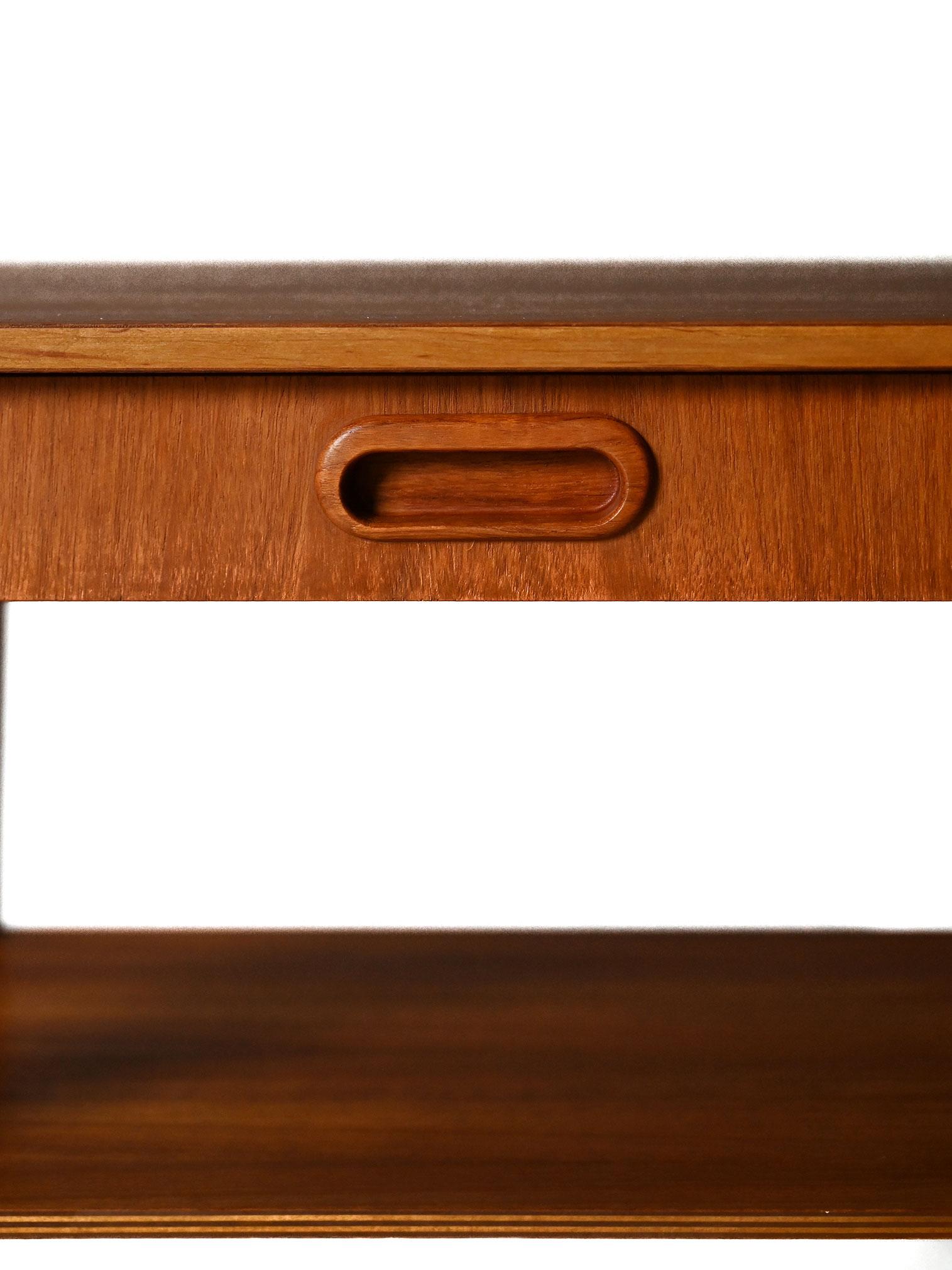 Teck Comodino scandinavo vintage in teak con mensola en vente