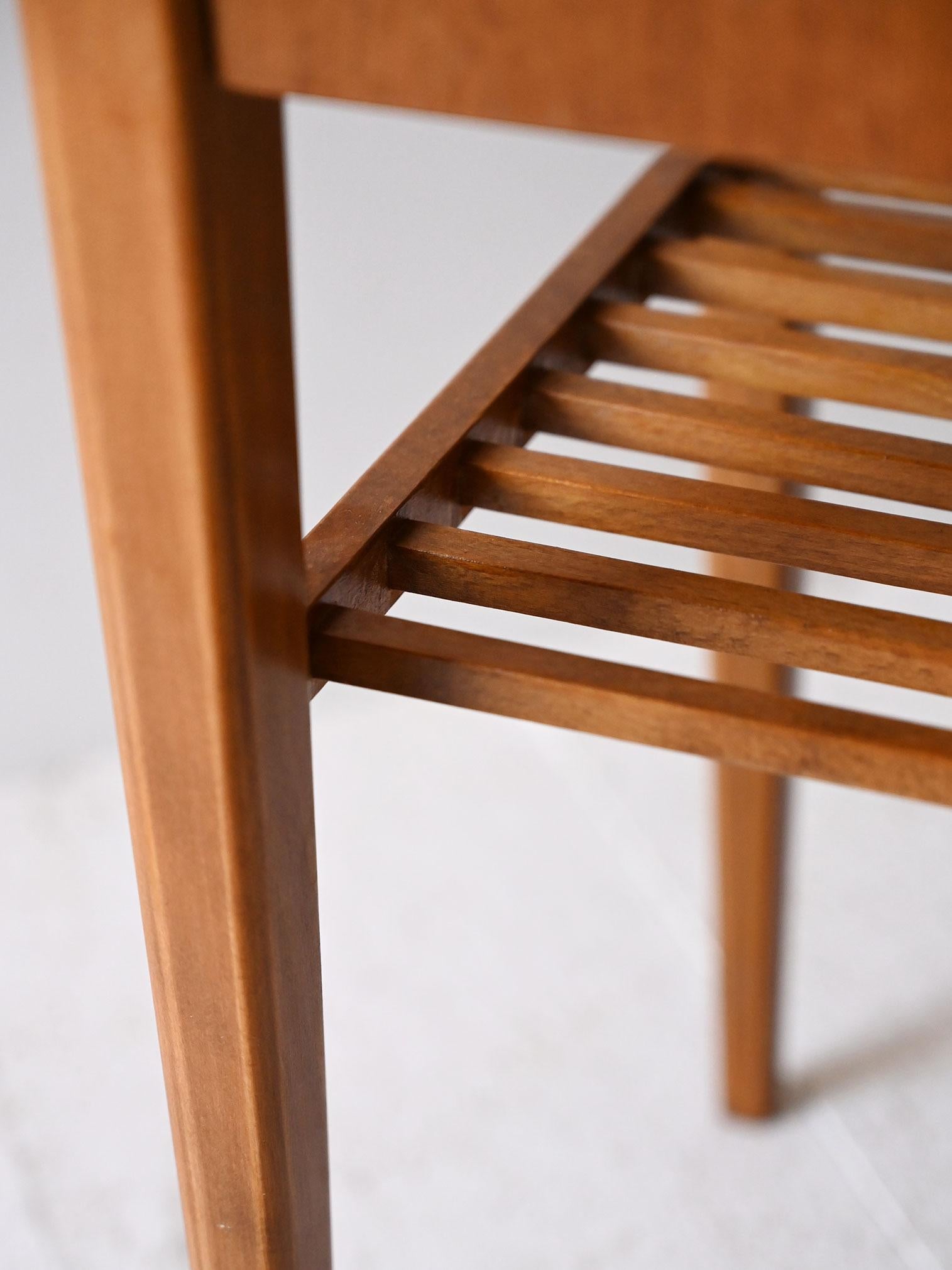 Teak Comodino scandinavo vintage in teak con mensola in vendita