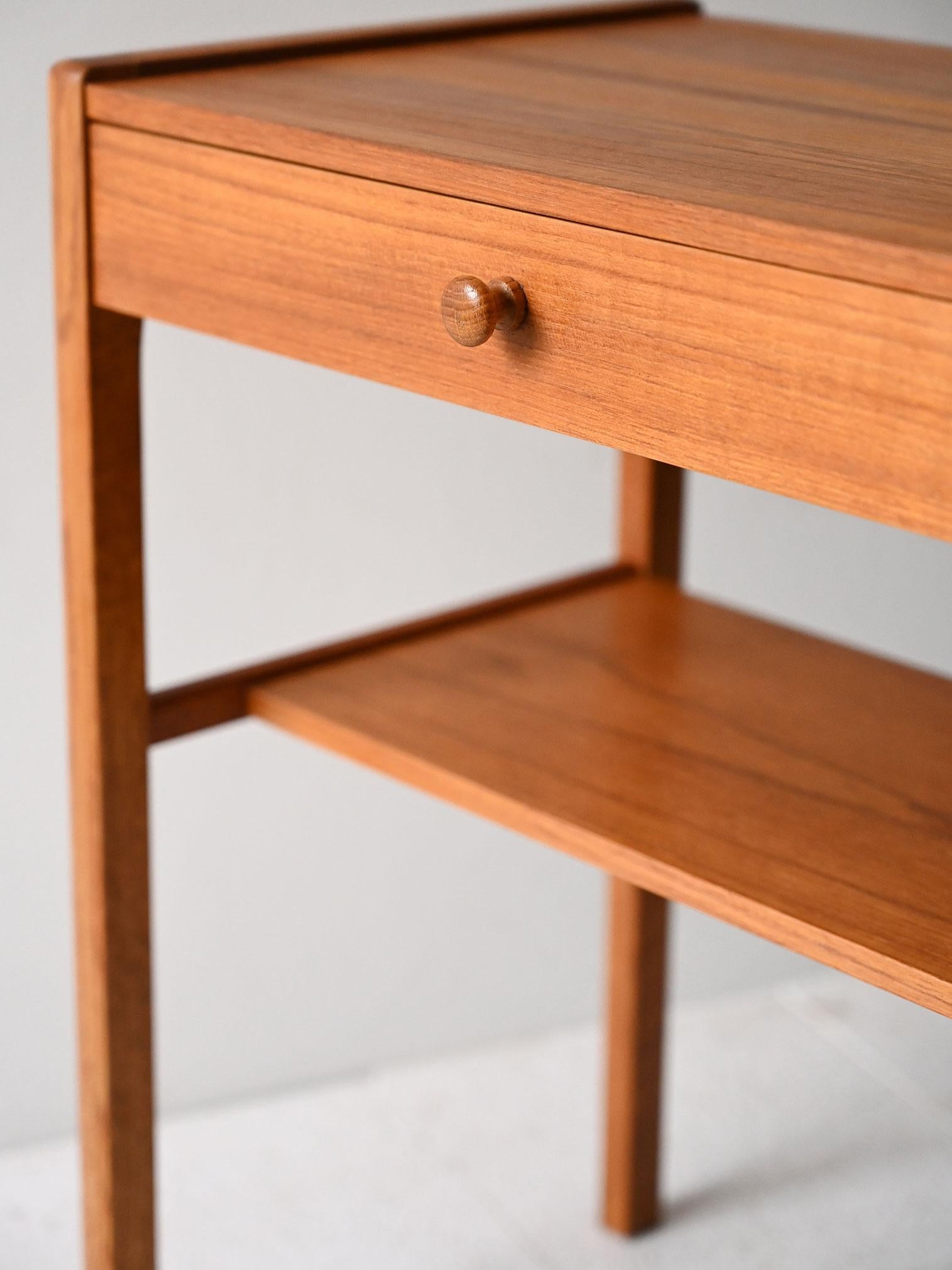 Teck Comodino scandinavo vintage in teak con mensola en vente