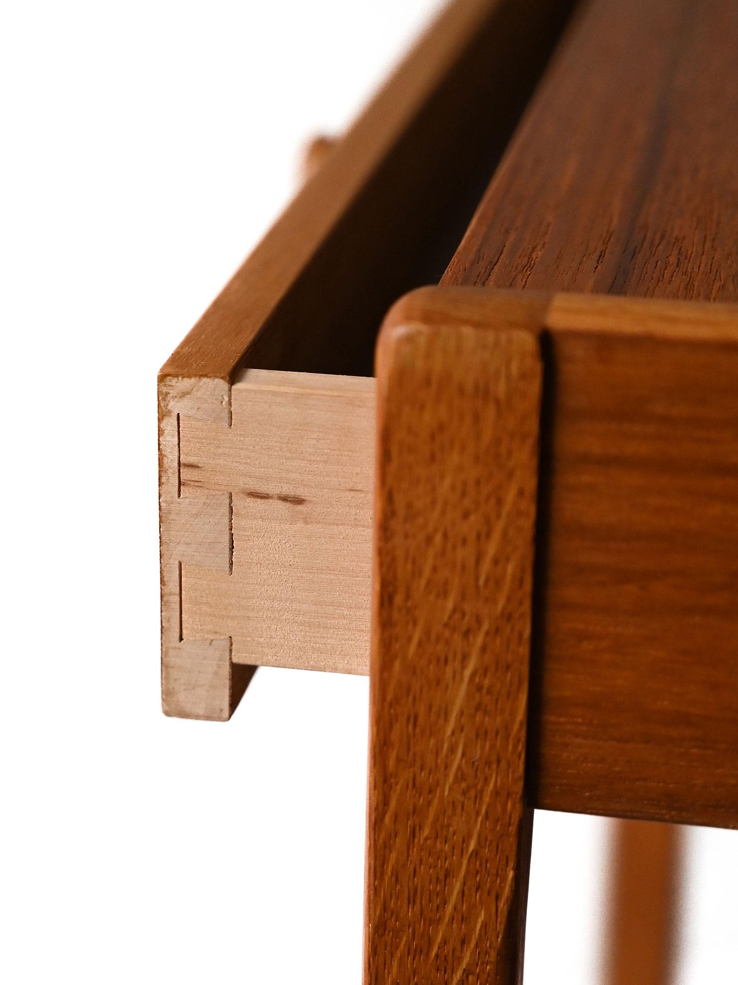 Comodino scandinavo vintage in teak con mensola en vente 1