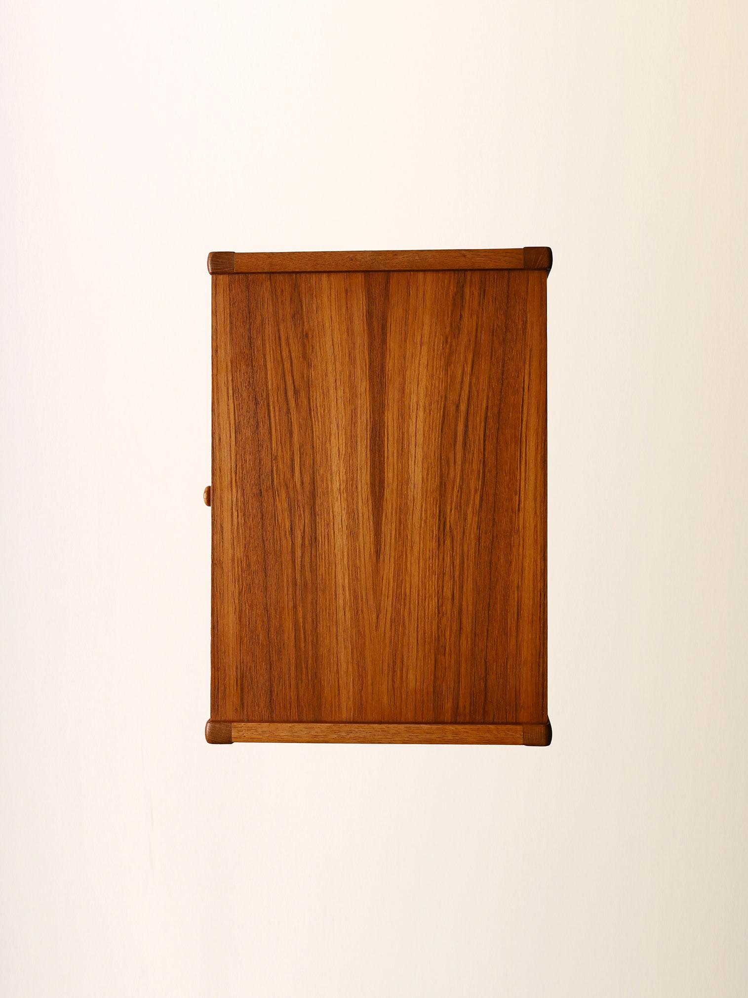Comodino scandinavo vintage in teak con mensola en vente 2