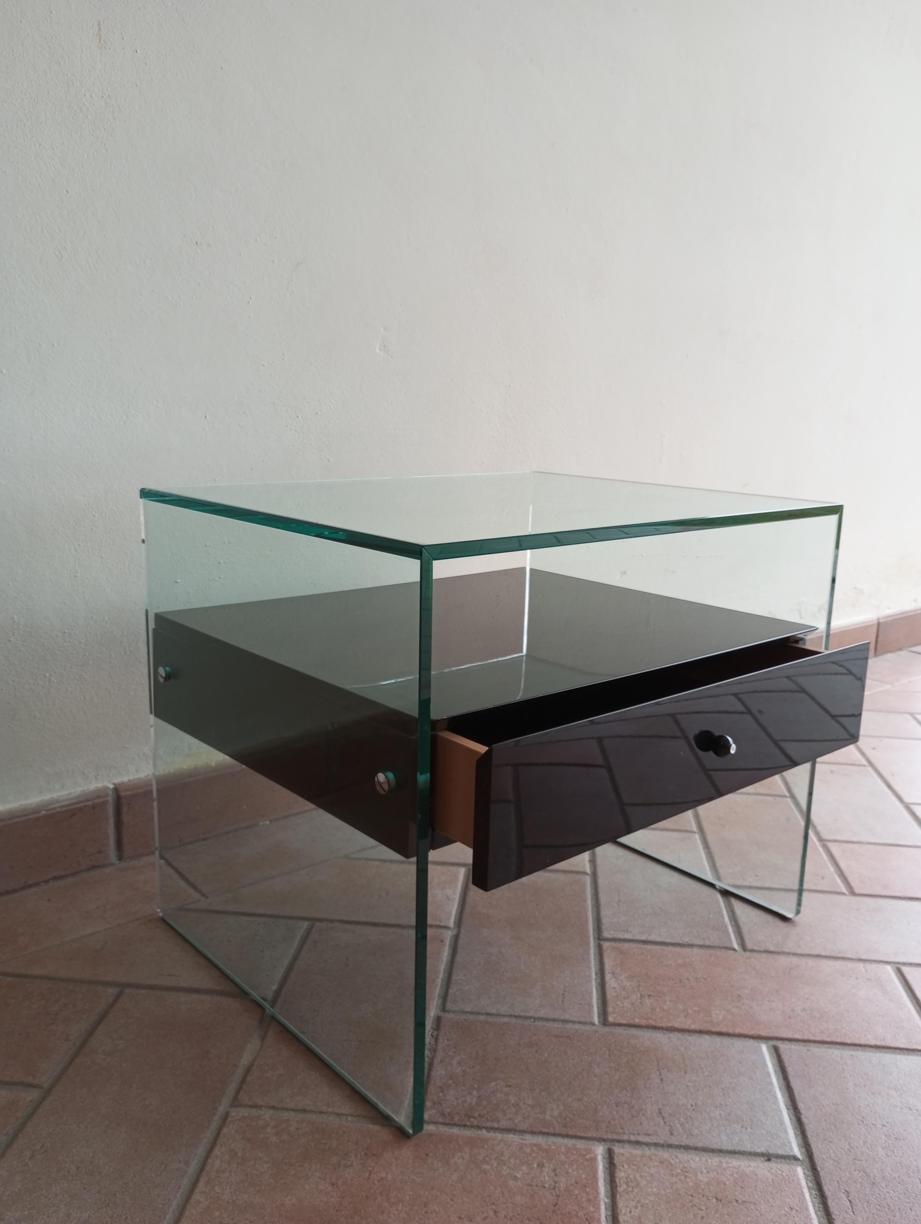 Secret' Nachttisch aus Glas und schwarz lackiertem Holz. Italien in den 1990er Jahren (Italian) im Angebot