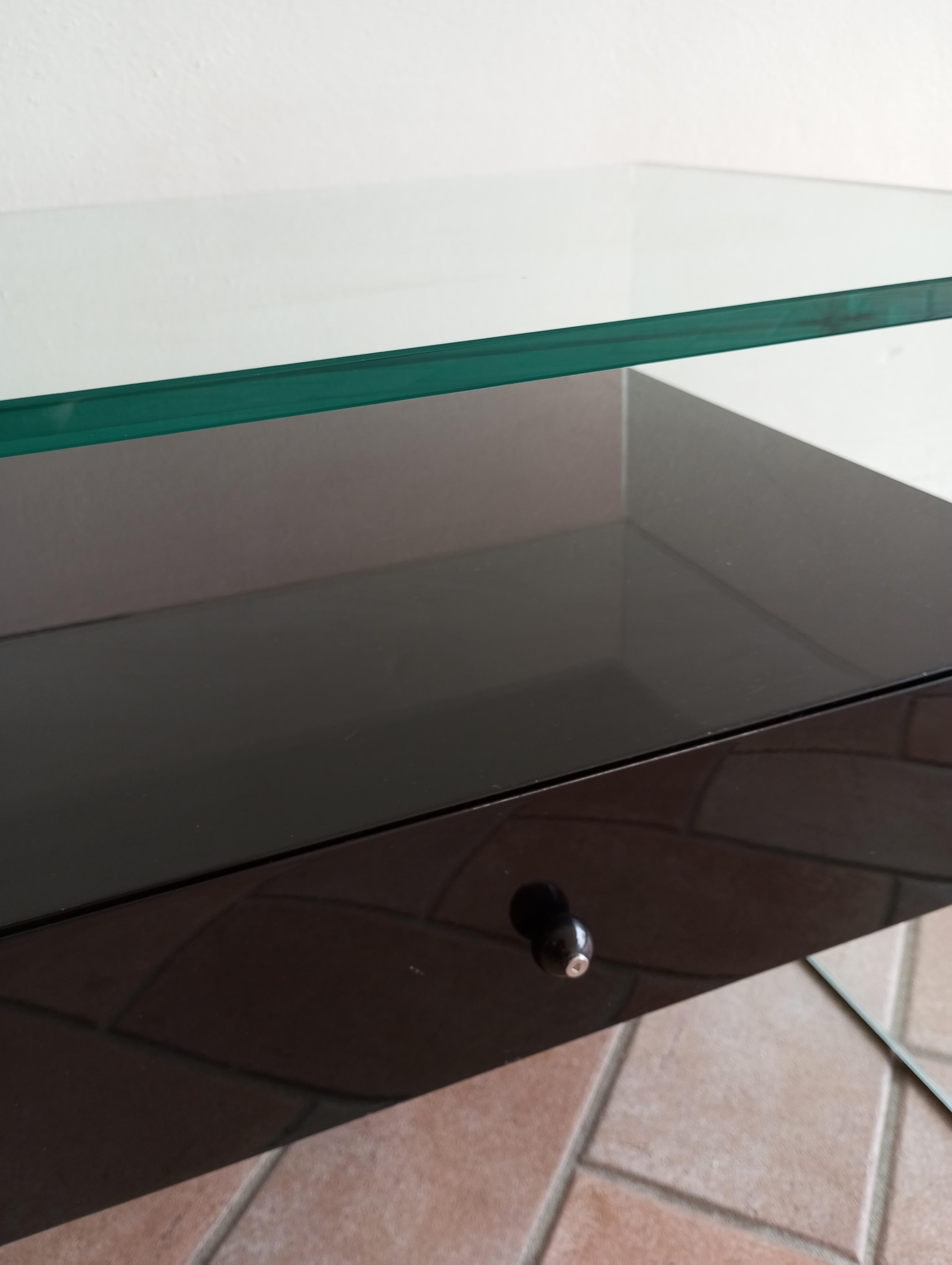 Secret' Nachttisch aus Glas und schwarz lackiertem Holz. Italien in den 1990er Jahren (Late 20th Century) im Angebot