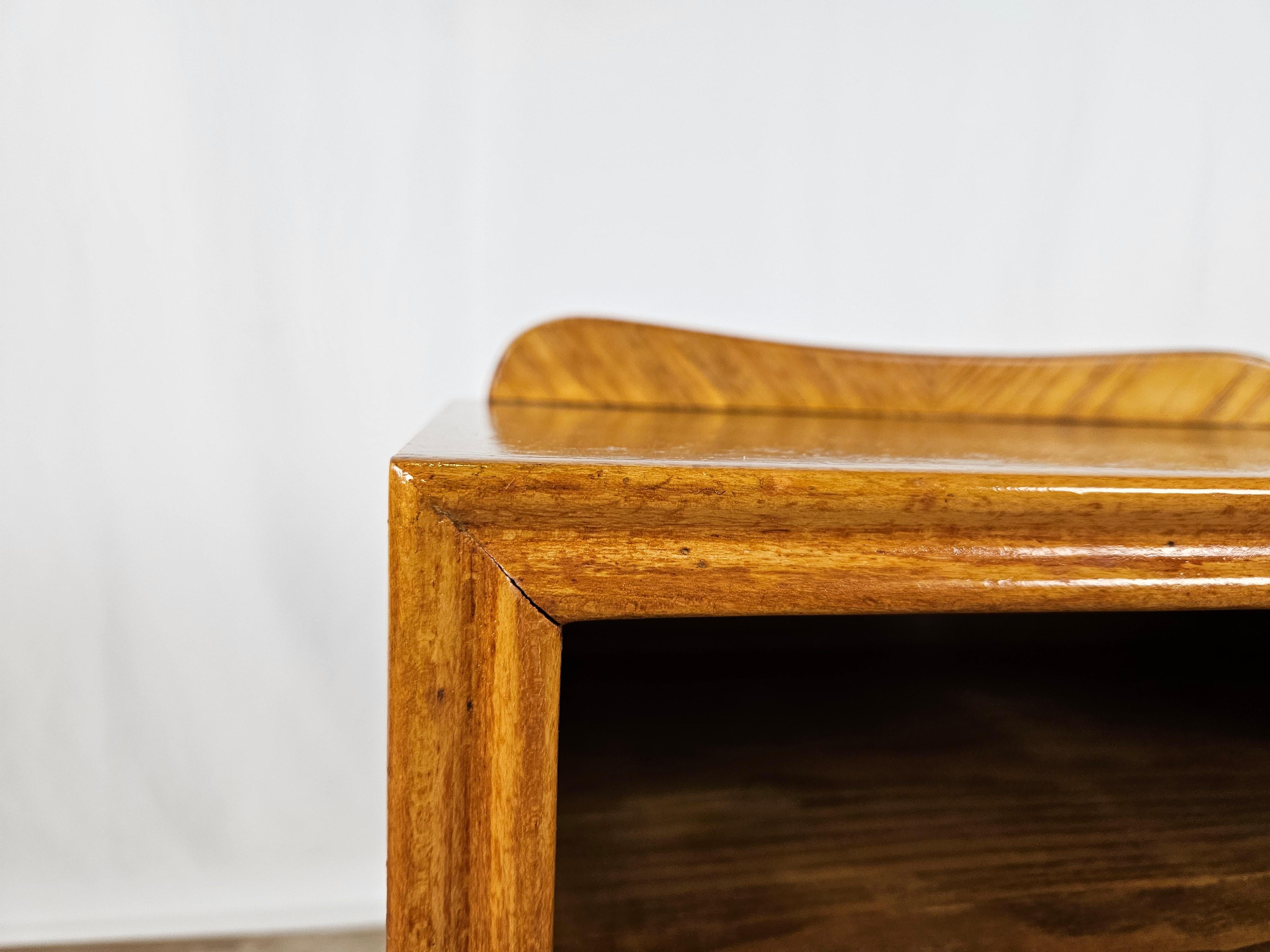 Table de chevet simple en noyer blond des années 1950 avec abattant en vente 6