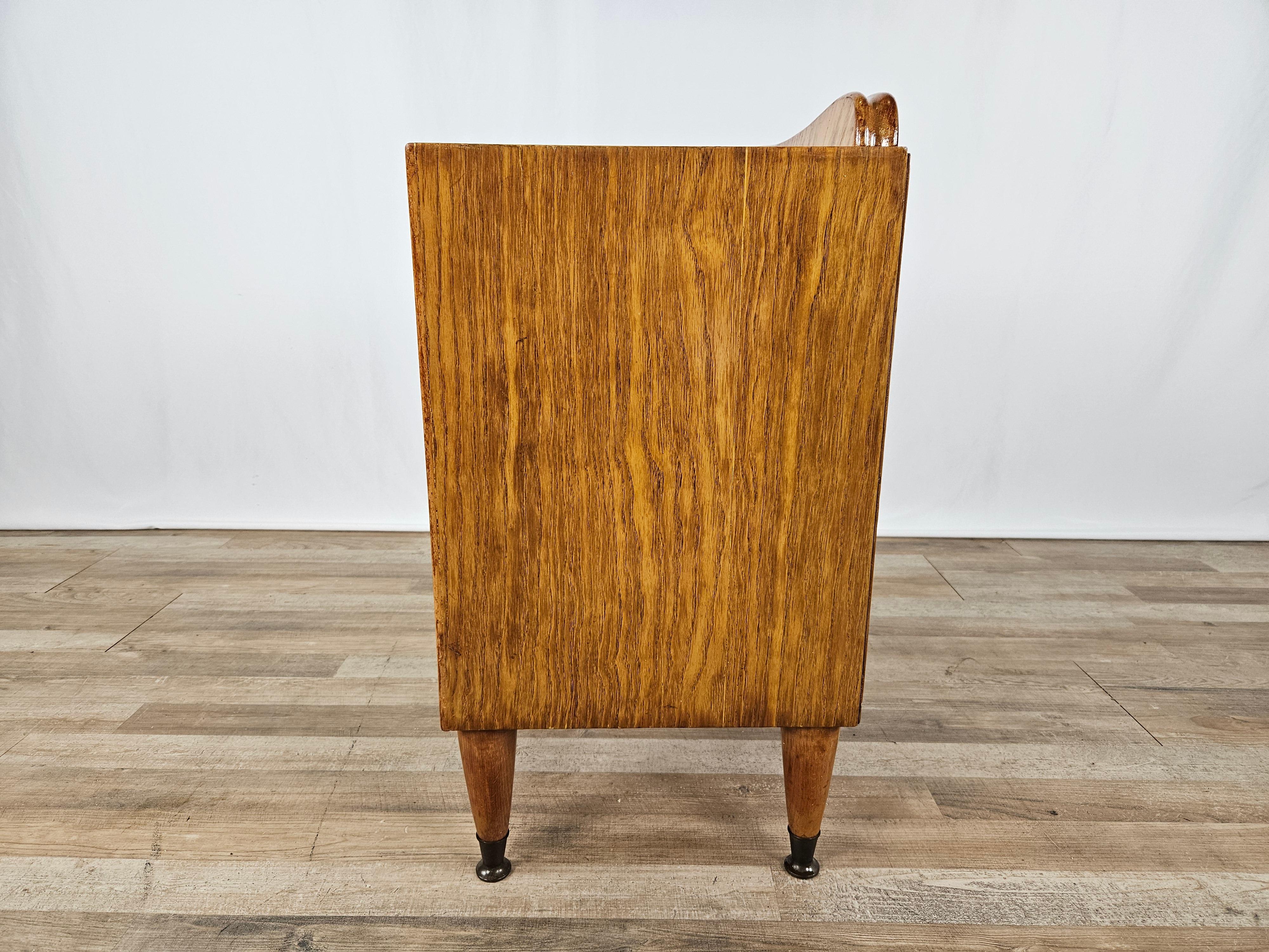 Mid-Century Modern Table de chevet simple en noyer blond des années 1950 avec abattant en vente