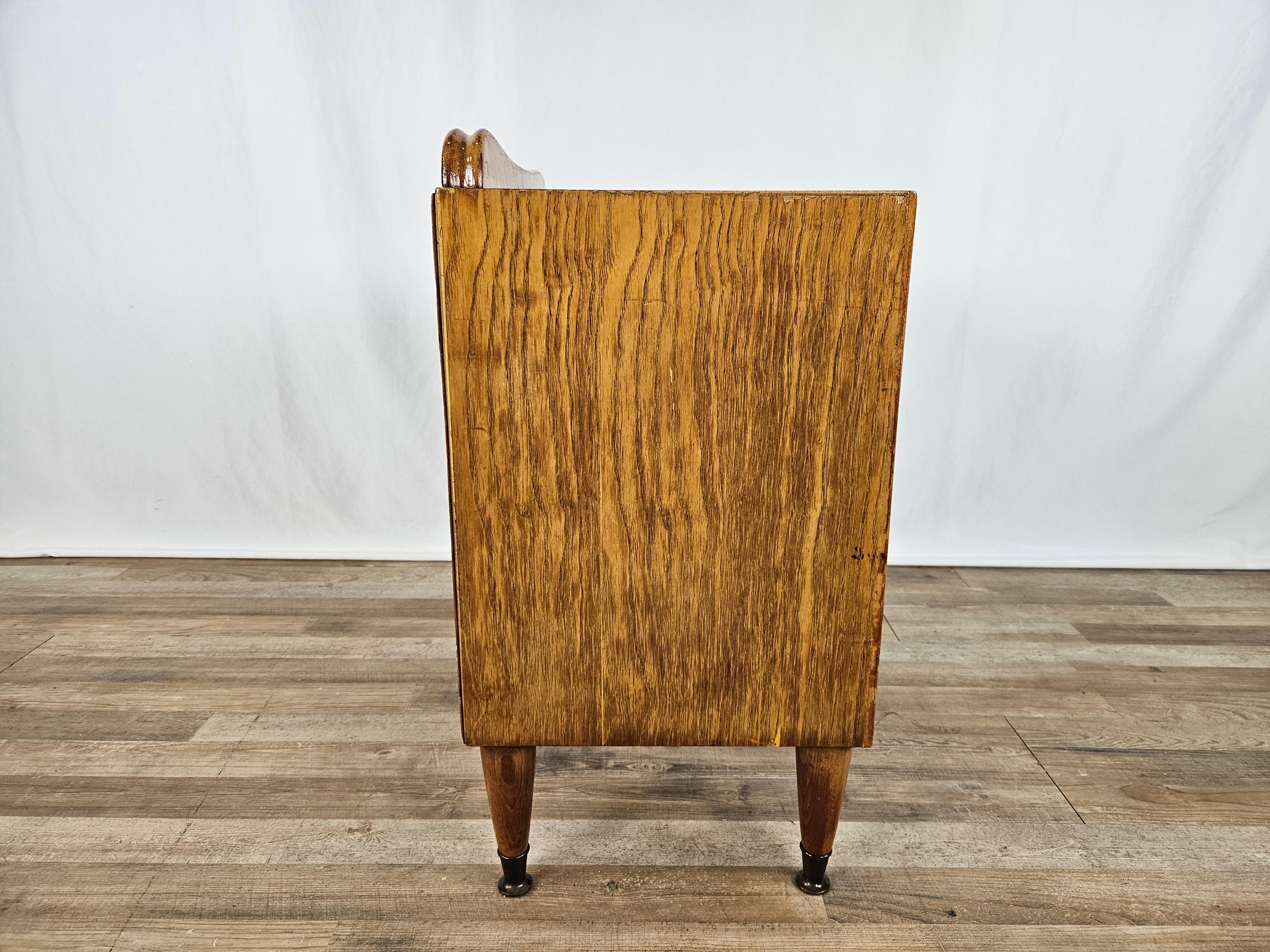 1950s blond walnut single bedside table with flap In Good Condition For Sale In Premariacco, IT