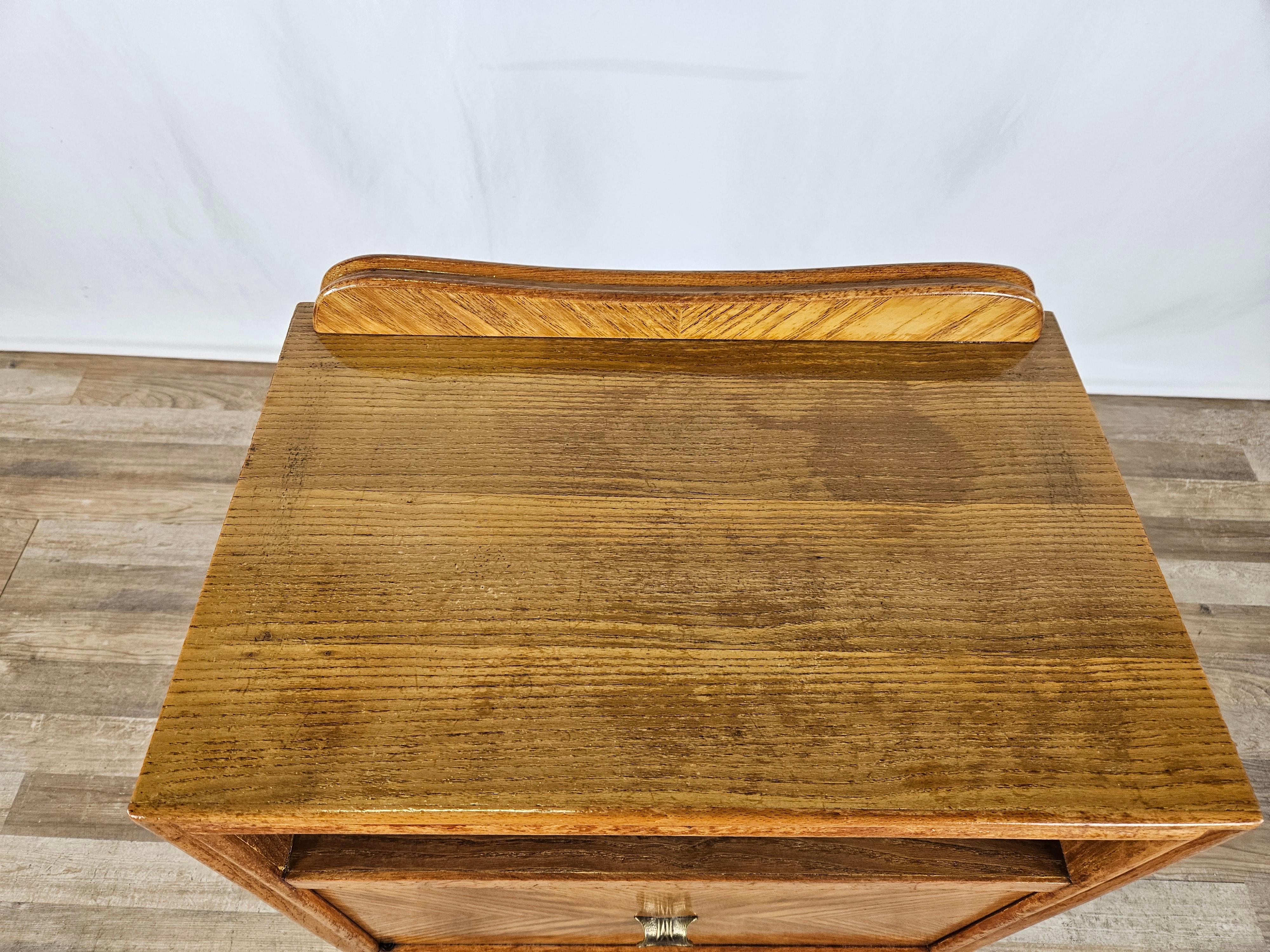 Mid-20th Century Table de chevet simple en noyer blond des années 1950 avec abattant en vente
