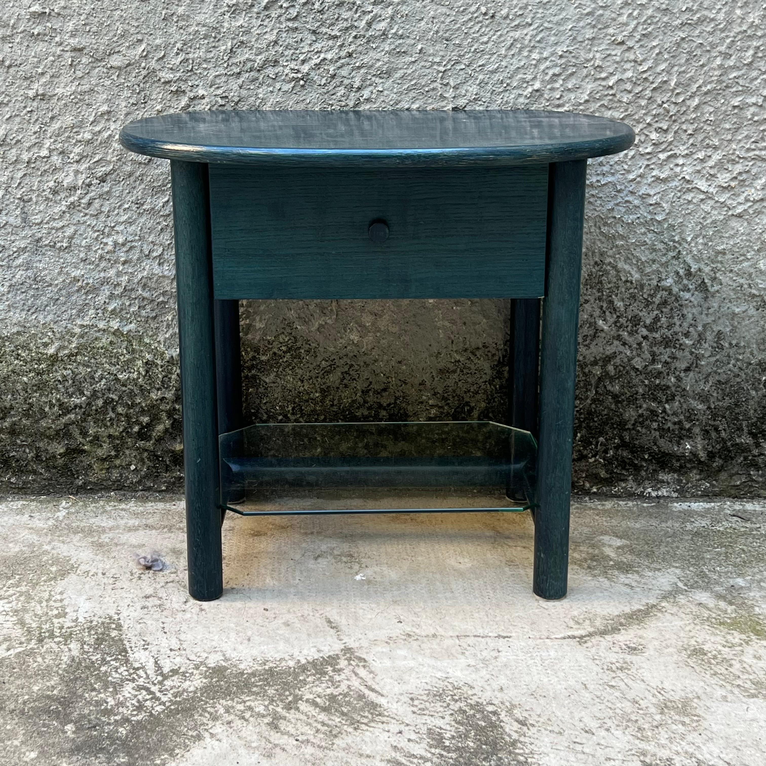 
Single bedside table ideal for placement between two single beds with a refined deep blue finish. This bedside table, produced in the 1980s by the Italian company Roberti Rattan, is a perfect blend of classic design and quality craftsmanship. 
The