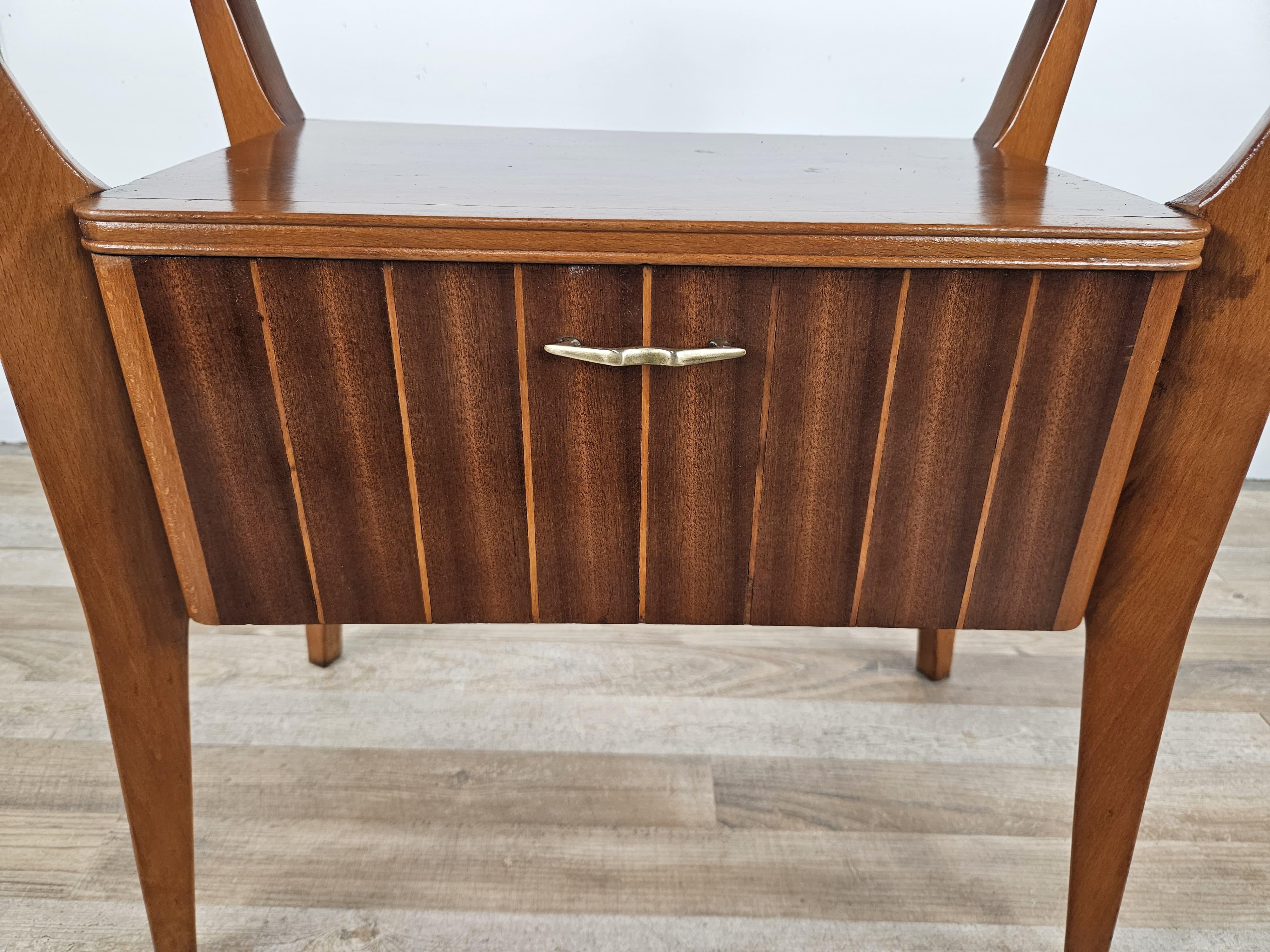Einzelner Nachttisch aus Nussbaum und Ahorn, Gio Ponti für La Permanente Mobili zugeschrieben im Angebot 3