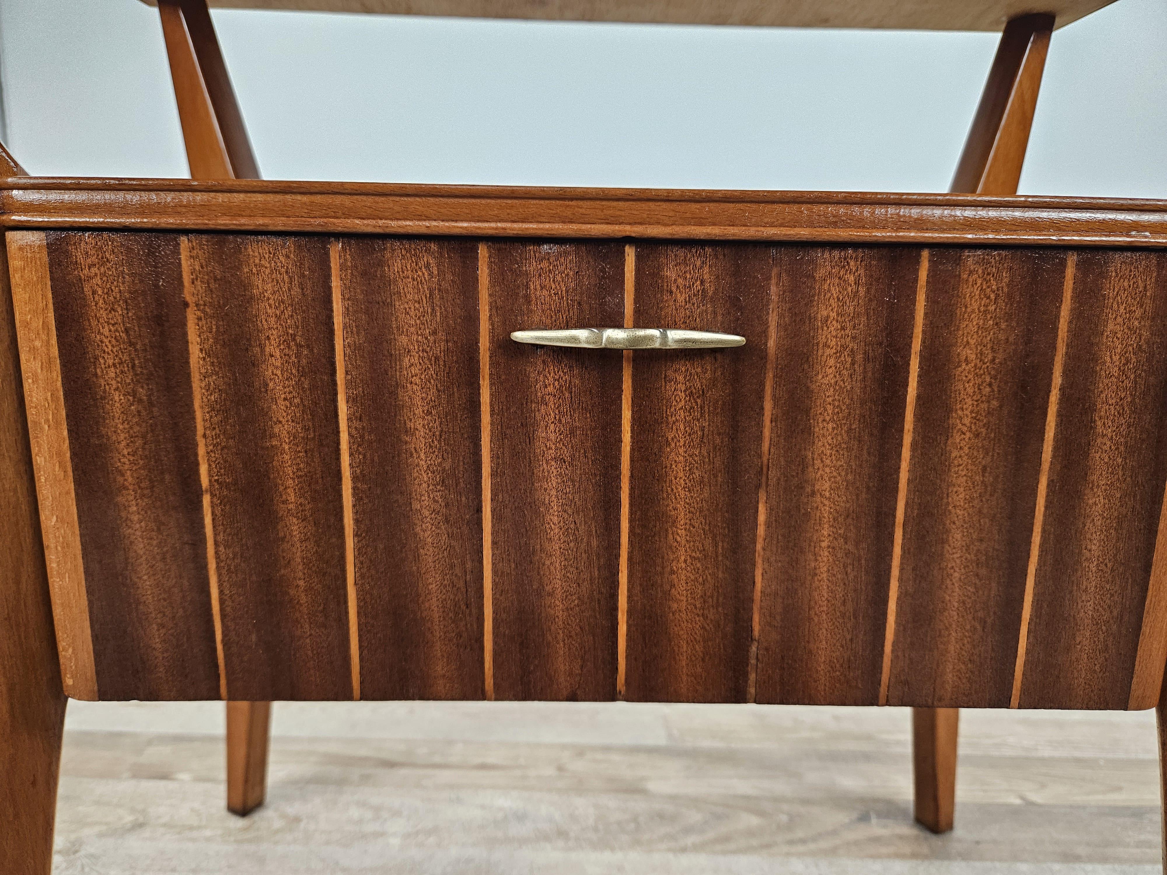 Einzelner Nachttisch aus Nussbaum und Ahorn, Gio Ponti für La Permanente Mobili zugeschrieben im Angebot 5