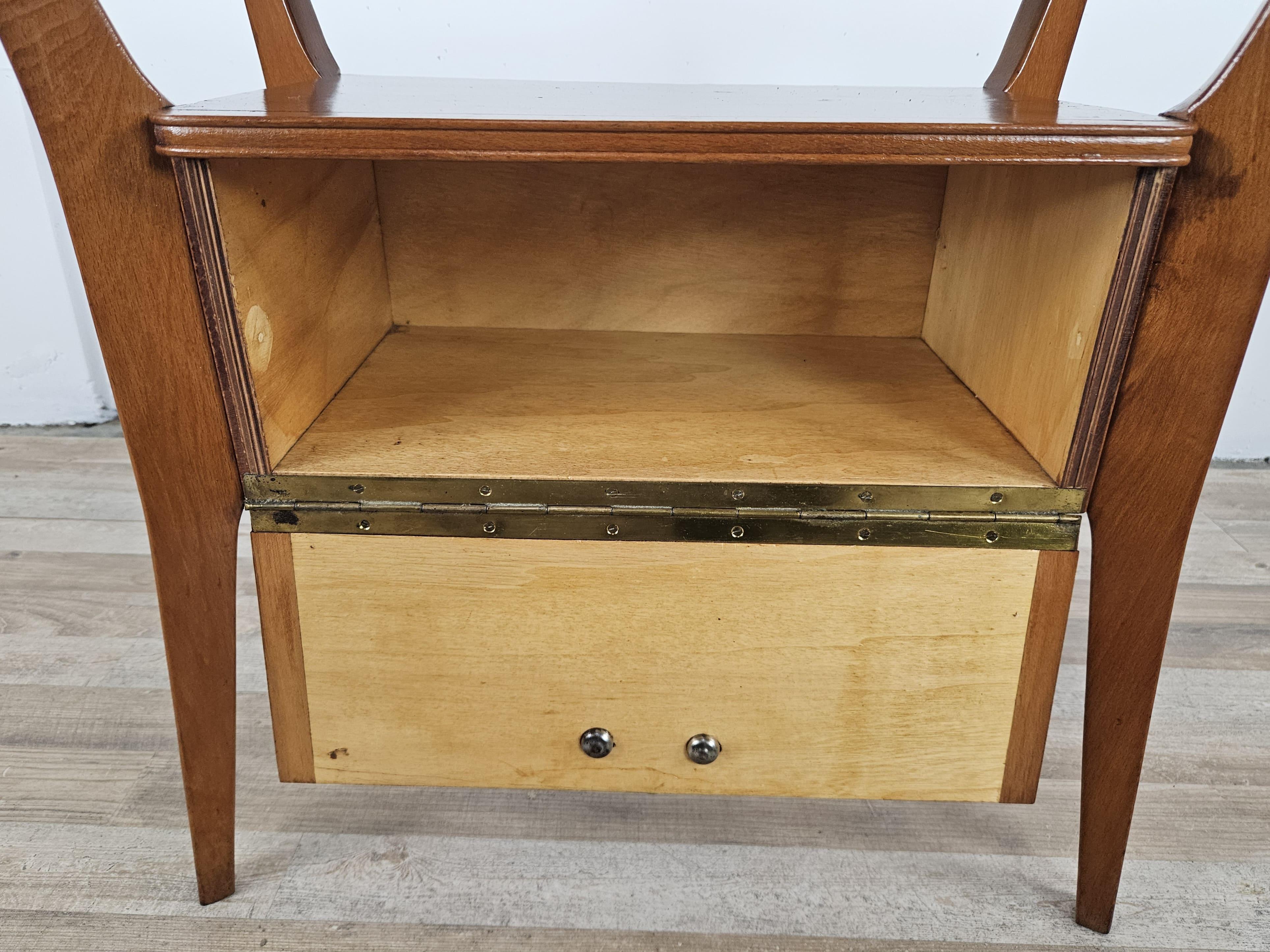 Einzelner Nachttisch aus Nussbaum und Ahorn, Gio Ponti für La Permanente Mobili zugeschrieben im Angebot 9