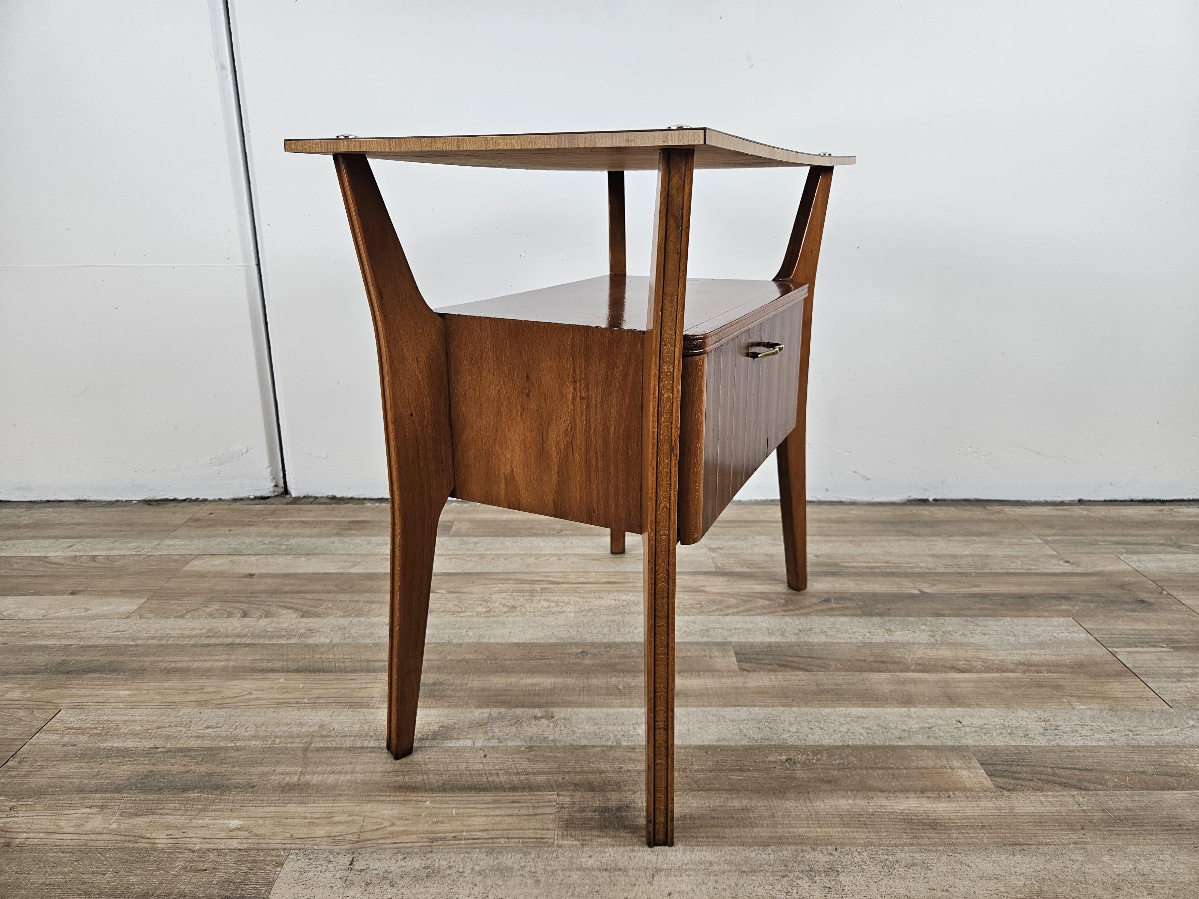 Einzelner Nachttisch aus Nussbaum und Ahorn, Gio Ponti für La Permanente Mobili zugeschrieben im Angebot 12