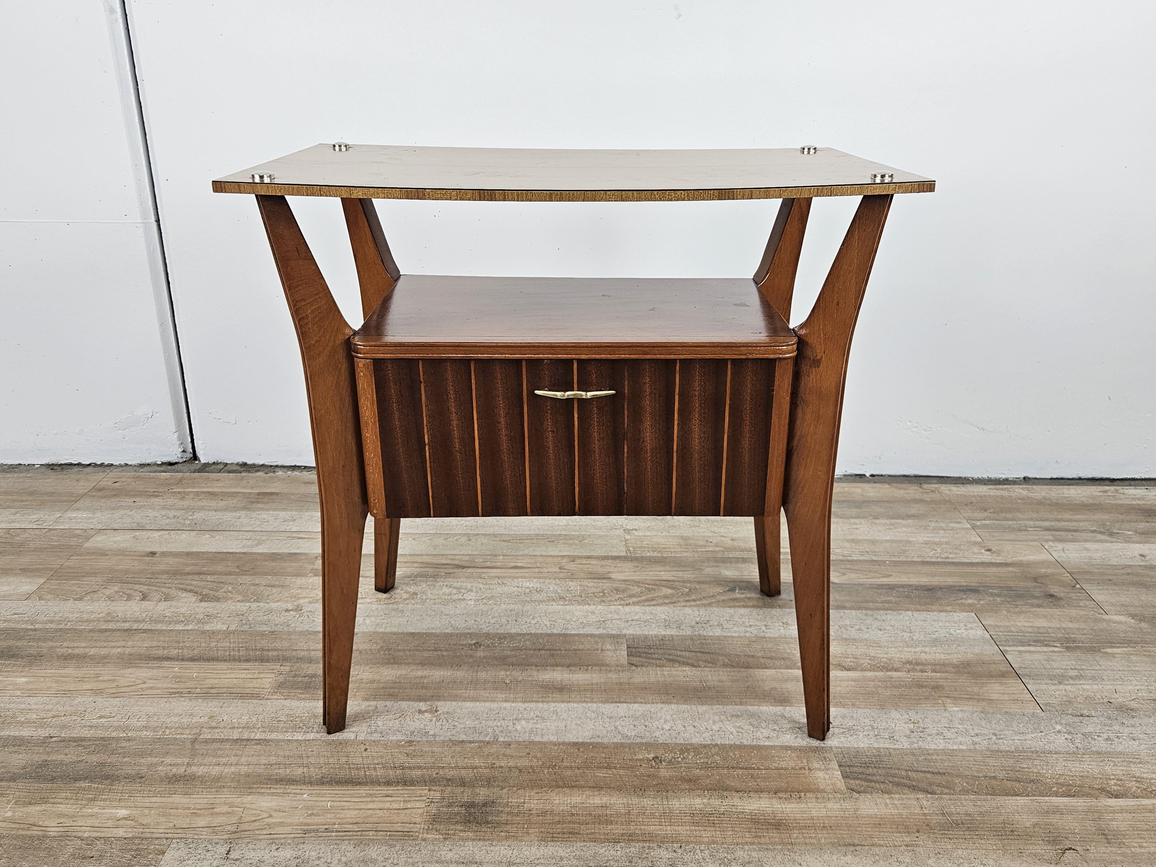 Einzelner Nachttisch aus Nussbaum mit Ahorndetails und Formica-Platte, italienische Produktion aus den 1950er Jahren, die Gio Ponti für La Permanente Mobili Cantù entworfen hat.

Die Platte besteht aus Formica und ist mit vier Messingkappen