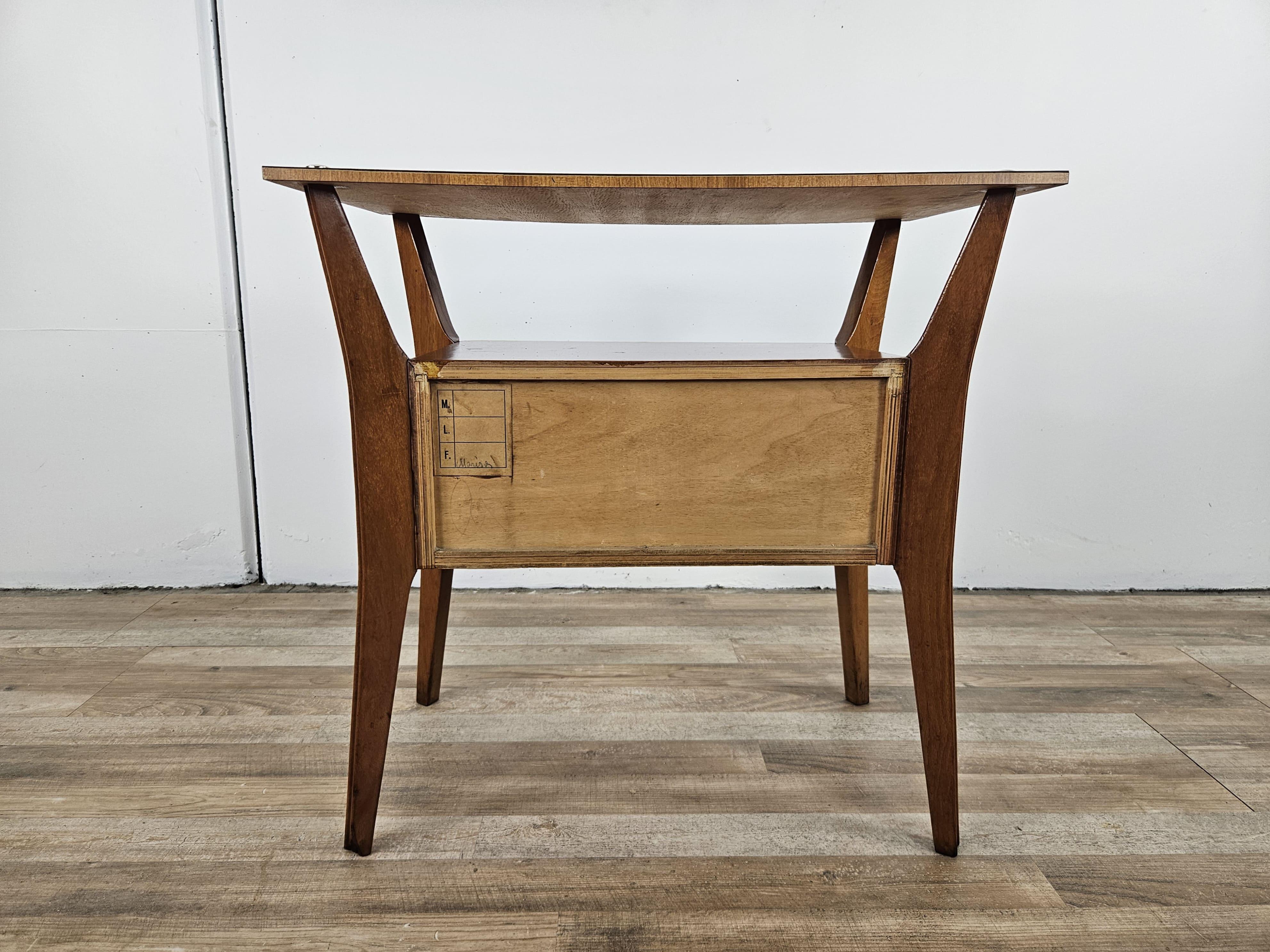 Einzelner Nachttisch aus Nussbaum und Ahorn, Gio Ponti für La Permanente Mobili zugeschrieben im Angebot 13