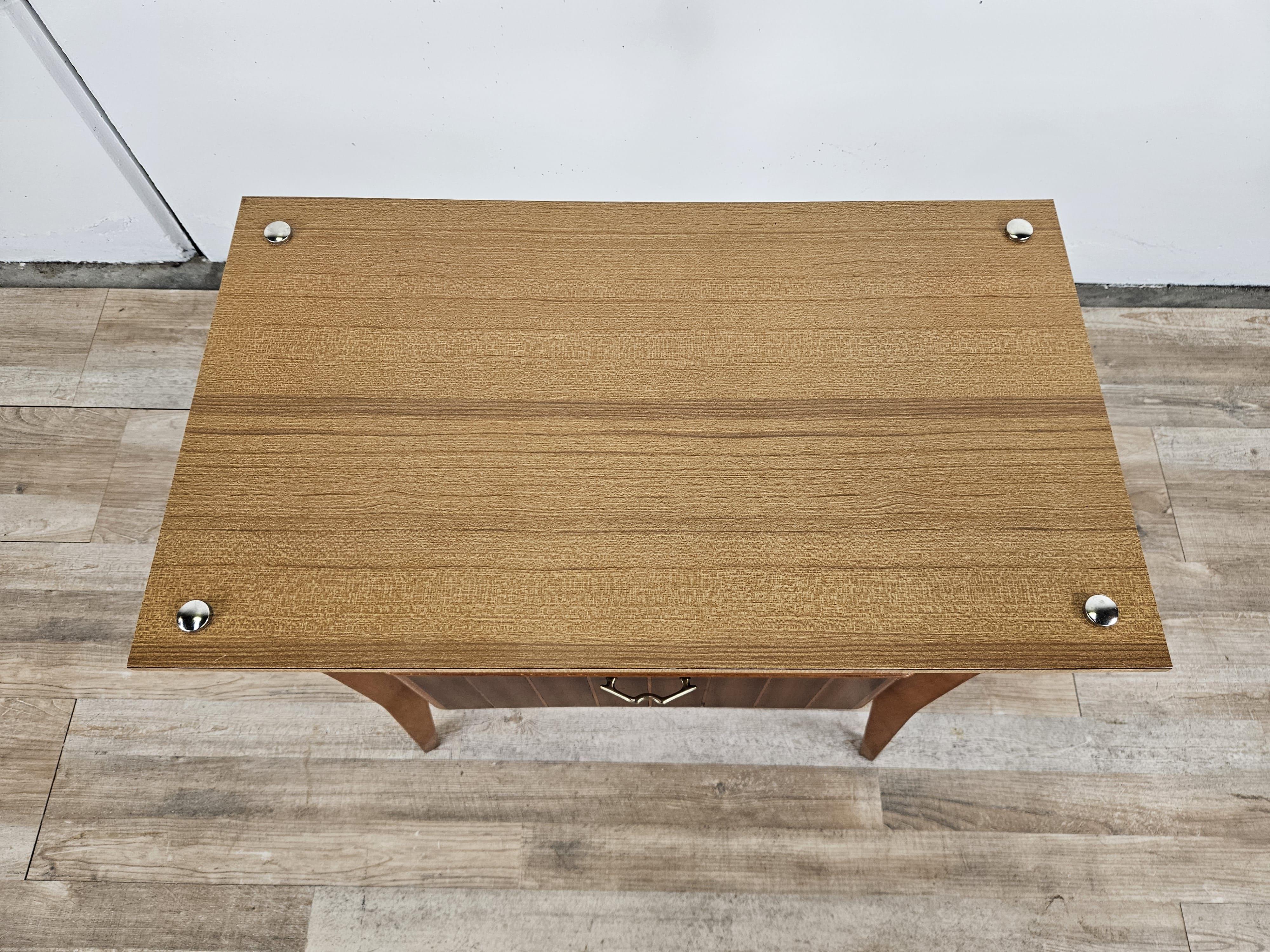 Einzelner Nachttisch aus Nussbaum und Ahorn, Gio Ponti für La Permanente Mobili zugeschrieben (Art déco) im Angebot
